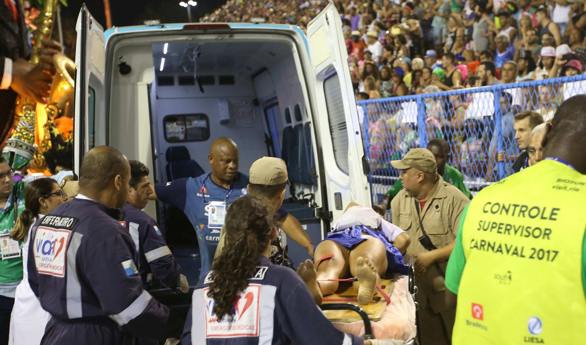 epa05819907 Medical team assists an injured person following an accident during the passing-by of the Unidos de Tijuca samba school of during a carnival parade at the Sambodromo in Rio de Janeiro, Brazil, 27 February 2017. Rio's Sambodromo hosted the last day of this year's carnival parades with a programme that presented a tight competition between the best samba schools in the world.  EPA/MARCELO SAYAO