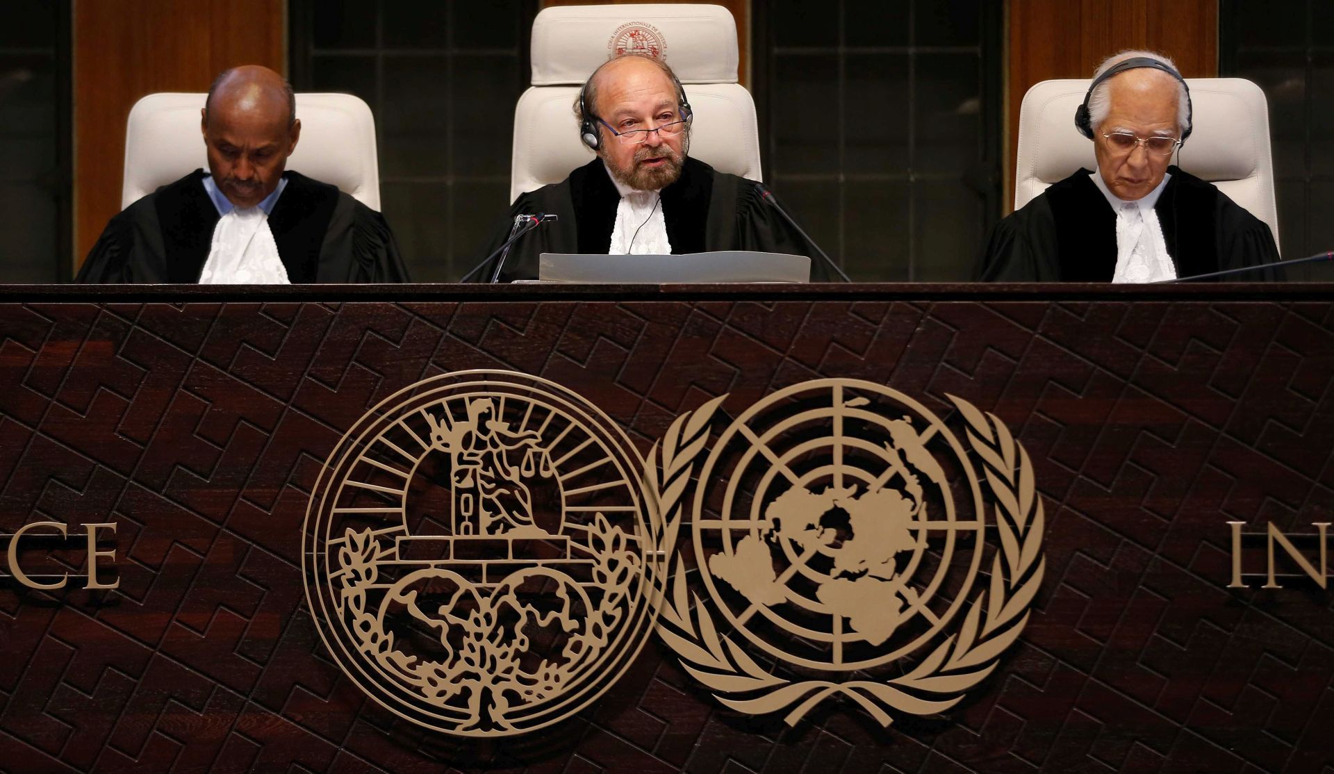 epa05071265 President of the International Court of Justice (ICJ) Ronny Abraham (C), vice-president Abdulqawi Yusuf (L) and judge Hisashi Owada (R) during the court case on the border dispute between Costa Rica and Nicaragua in the ICJ courtroom in the Hague, the Netherlands, 16 December 2015. According to reports, the Hague-based ICJ will issue its final ruling on 16 December on cases raised by Costa Rica and Nicaragua over border disputes.  EPA/BAS CZERWINSKI