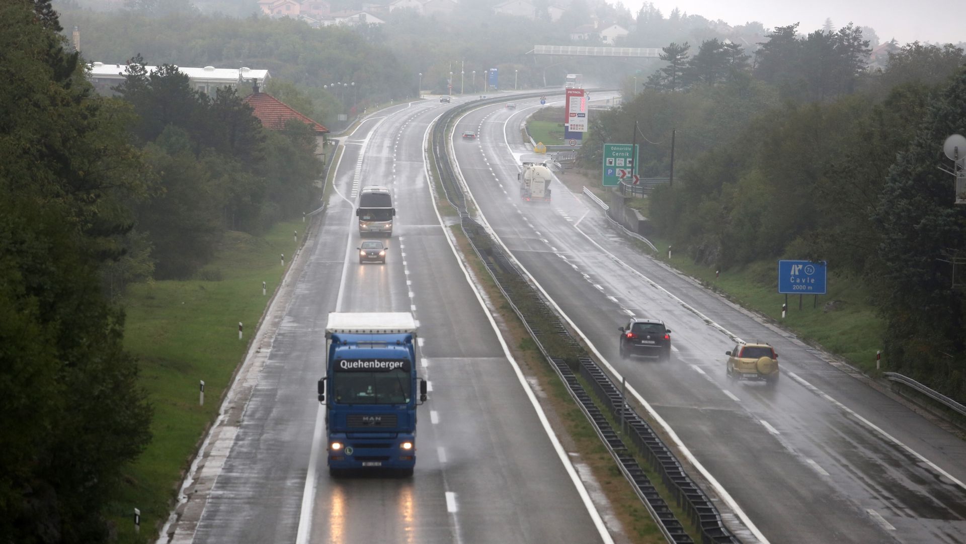 14.10.2015., Rijeka - Kisa otezava promet na autocesti Rijeka-Zagreb. 
Photo: Goran Kovacic/PIXSELL
