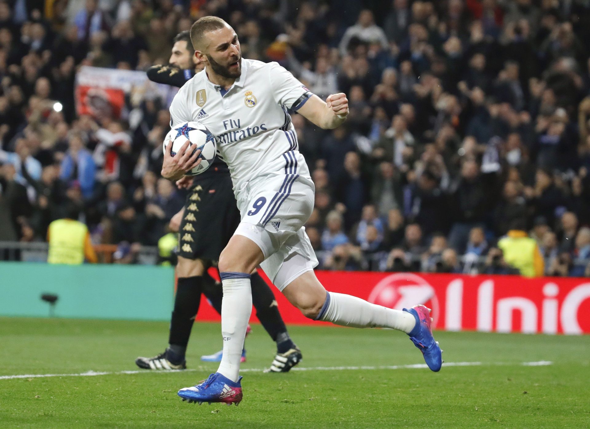 epa05795726 Real Madrid's French striker Karim Benzema celebrates after scoring the 1-1 goal during the UEFA Champions League round of 16 first leg soccer match between Real Madrid and SSC Napoli at Santiago Bernabeu stadium in Madrid, Spain, 15 February 2017.  EPA/JUANJO MARTIN