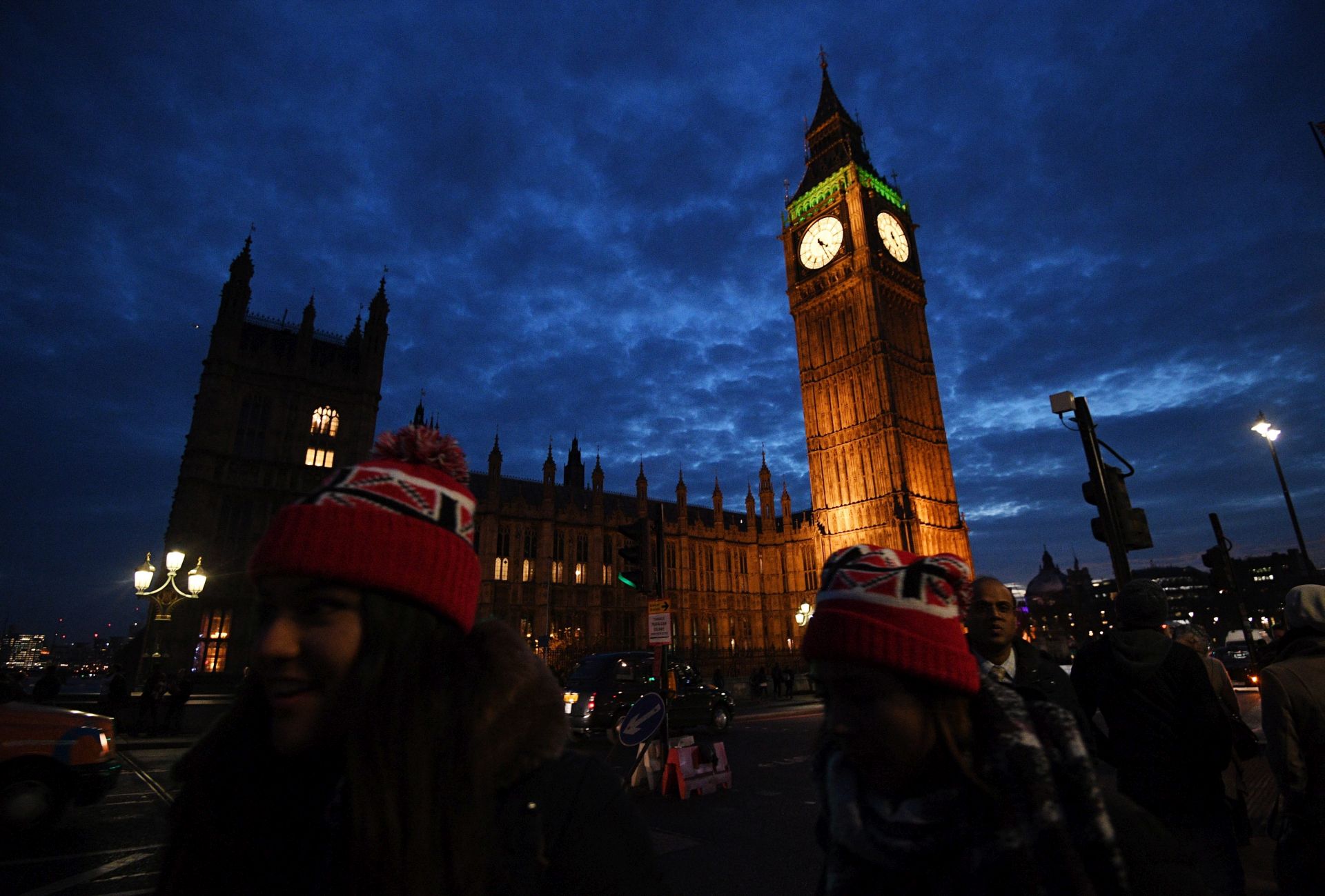 epa05664239 The Houses of Parliament at dusk in London, Britain, 07 December 2016. British Members of Parliament are expected to vote on the Prime Minister Theresa May's plan to start Brexit by March next year in parliamentary clash between the government and pro-EU Members of Parliament.  EPA/FACUNDO ARRIZABALAGA