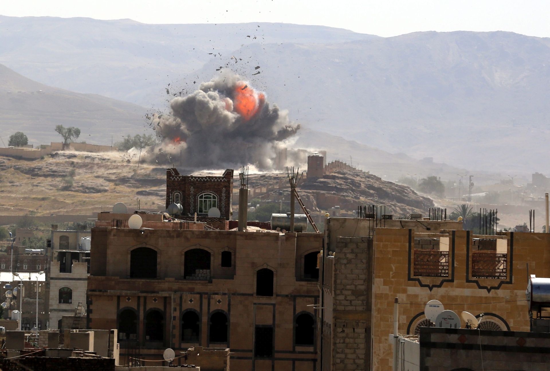 epa05555137 Smokes and balls of fire rise from an alleged Houthi-held military position after it was hit by a Saudi-led air strike in Sana'a, Yemen, 25 September 2016. According to reports, the Saudi-led military coalition has been incessantly pounding Houthi rebels-positions across Yemen since March 2015 to reinstate the internationally-recognized government of Yemeni President Abdo Rabbo Mansour Hadi.  EPA/YAHYA ARHAB
