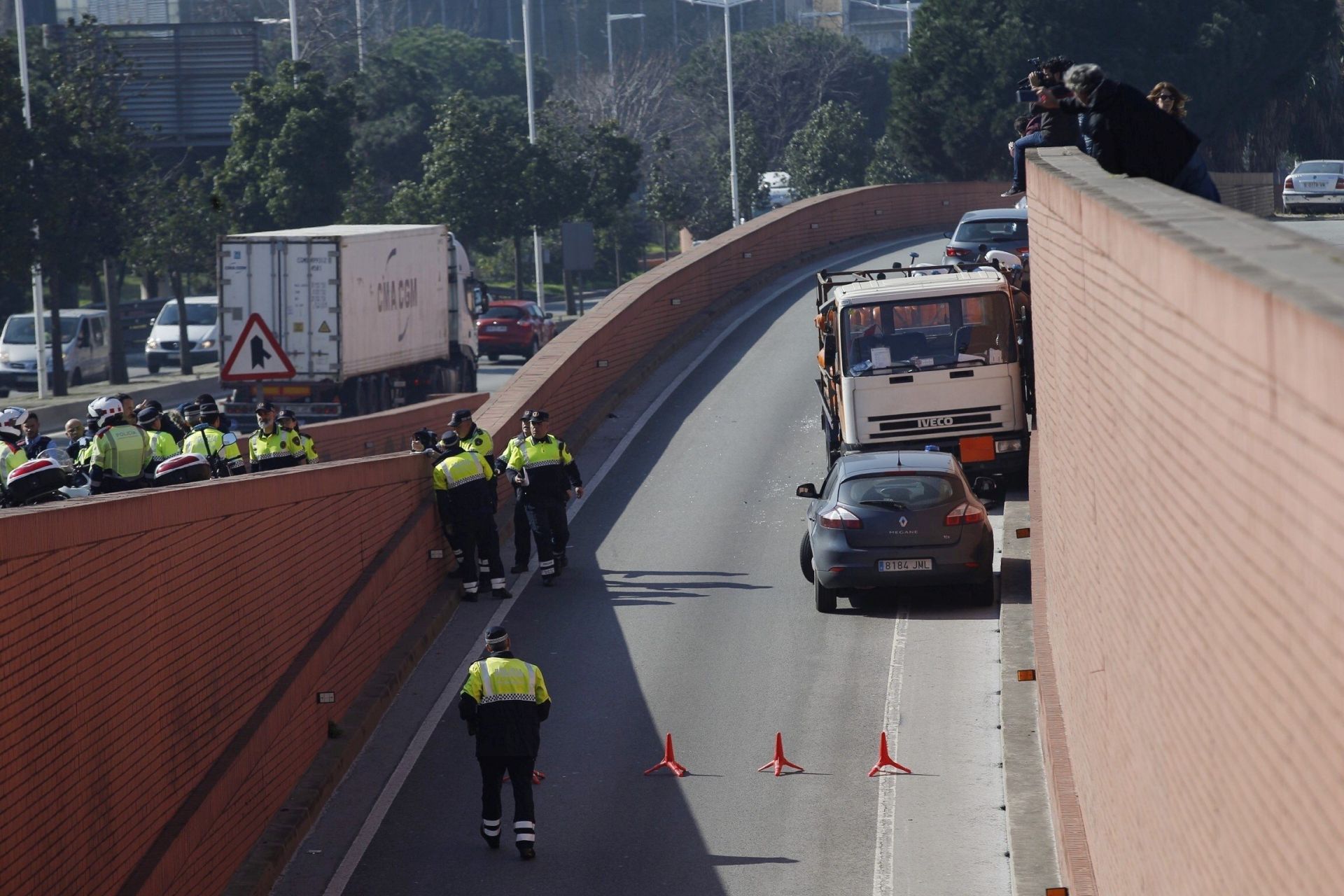 epa05806505 Spanish security personnel next to a truck carrying gas cylinders after Catalonian local police stopped the driver with gunshots who allegedly had previously robbed the truck before driving in the opposite direction against the oncoming traffic in Barcelona, Spain, on 21 February 2017. According to the police, the man arrested, is allegedly a Swedish national, who has been taken to a medical facility for psychological examination.  EPA/ALEJANDRO GARCIA