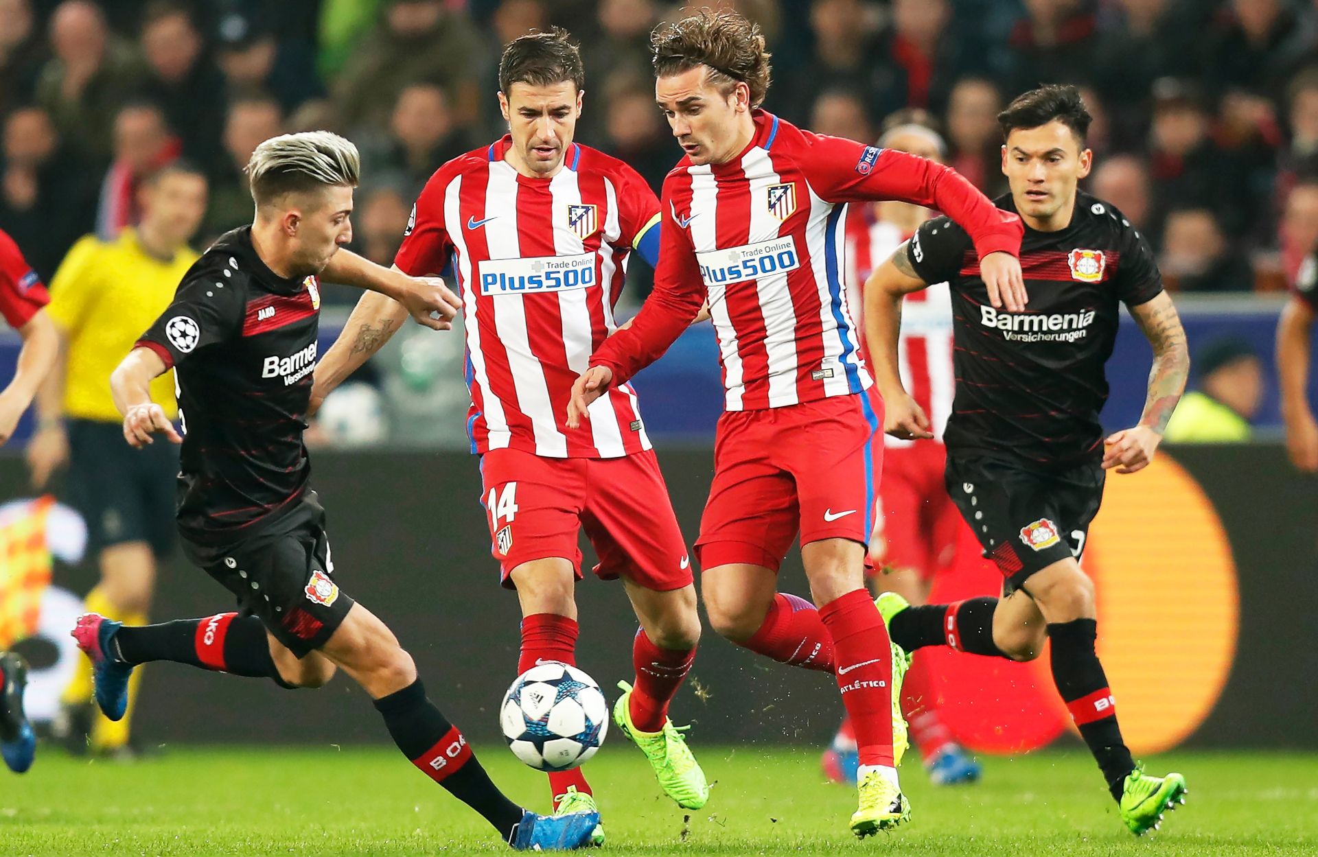 epa05807433 Atletico Madrid's Antoine Griezmann (2-R) in action against Leverkusen's Kevin Kampl (L) during the UEFA Champions League Round of 16, first leg soccer match between Bayer Leverkusen and Atletico Madrid in Leverkusen, Germany, 21 February 2017.  EPA/FRIEDEMANN VOGEL