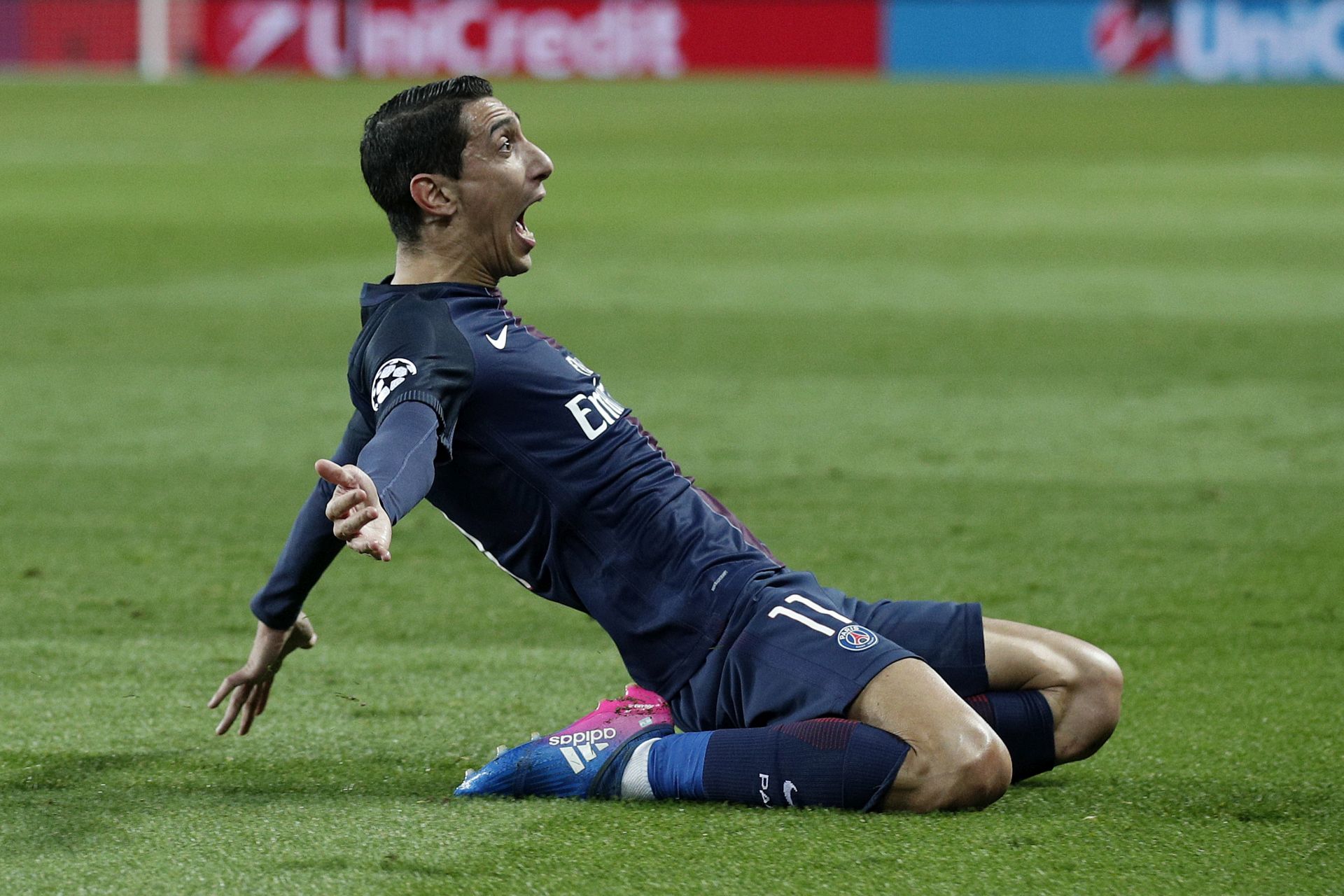 epa05793614 Paris Saint Germain's Angel Di Maria celebrates after scoring the 1-0 lead during the UEFA Champions League round of 16 first leg soccer match between Paris Saint Germain and FC Barcelona at the Parc des Princes Stadium, in Paris, France, 14 February 2017.  EPA/YOAN VALAT