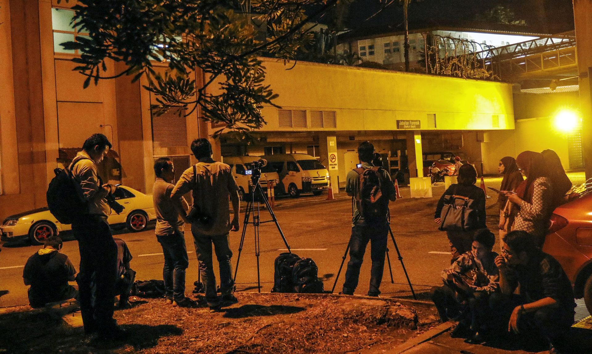 epa05792905 Malaysia media waits outside a mortuary of the Forensic Department of the Putrajaya Hospital, in Putrajaya, Malaysia, 14 February 2017. According to South Korean media reports on 14 February 2017, Kim Jong Nam, the half-brother of North Korean leader Kim Jong-un, has apparently been assassinated by unknown persons at the Kuala Lumpur airport. He reportedly immigrated to China in 1995, and has since then lived there under Chinese protection.  EPA/AHMAD YUSNI