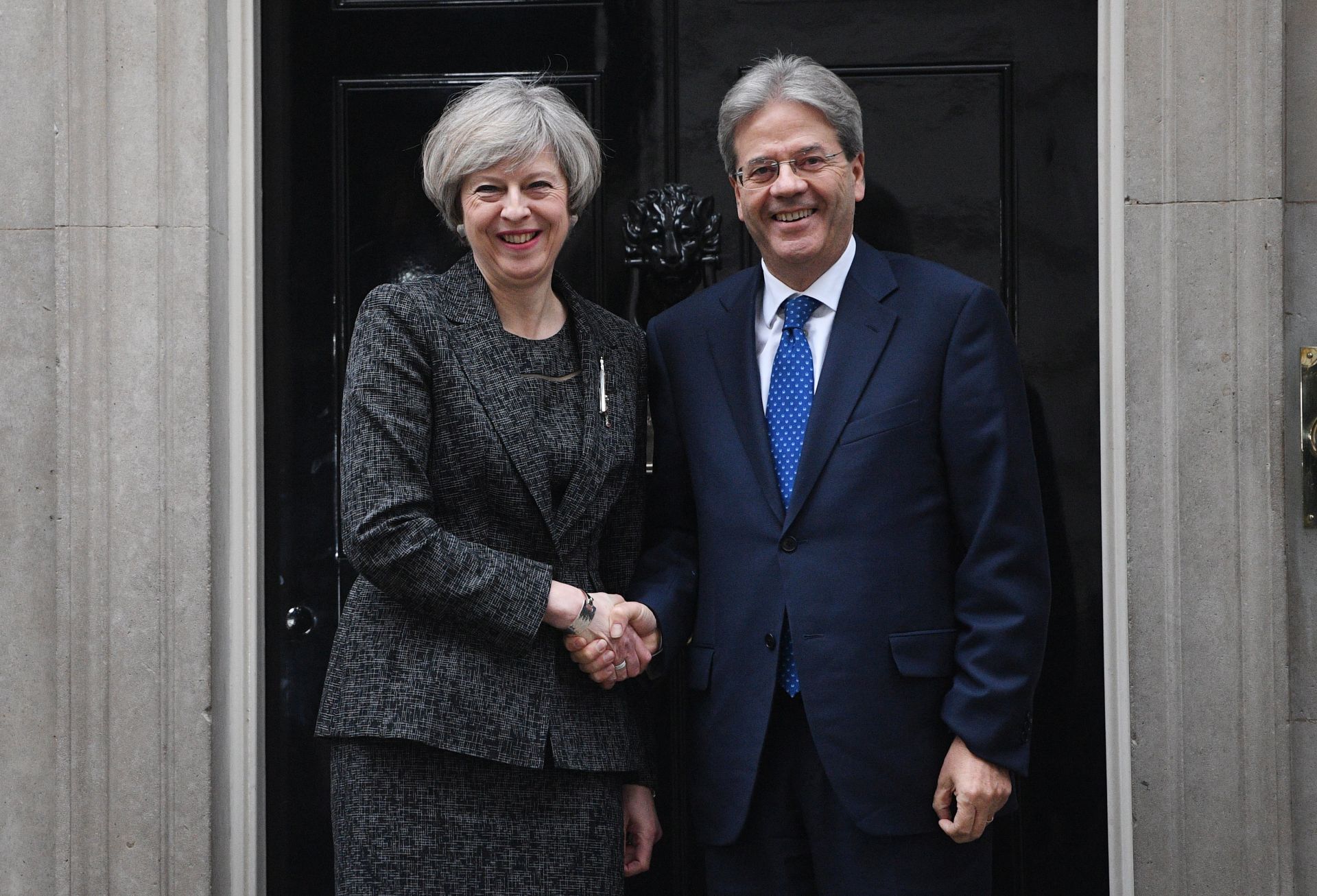 epa05780078 British Prime Minister, Theresa May (L) greets his Italian counterpart, Prime Minister of Italy, Paolo Gentiloni (R), in the steps of n10 Downing street in London, Britain, 09  February 2017.  EPA/FACUNDO ARRIZABALAGA