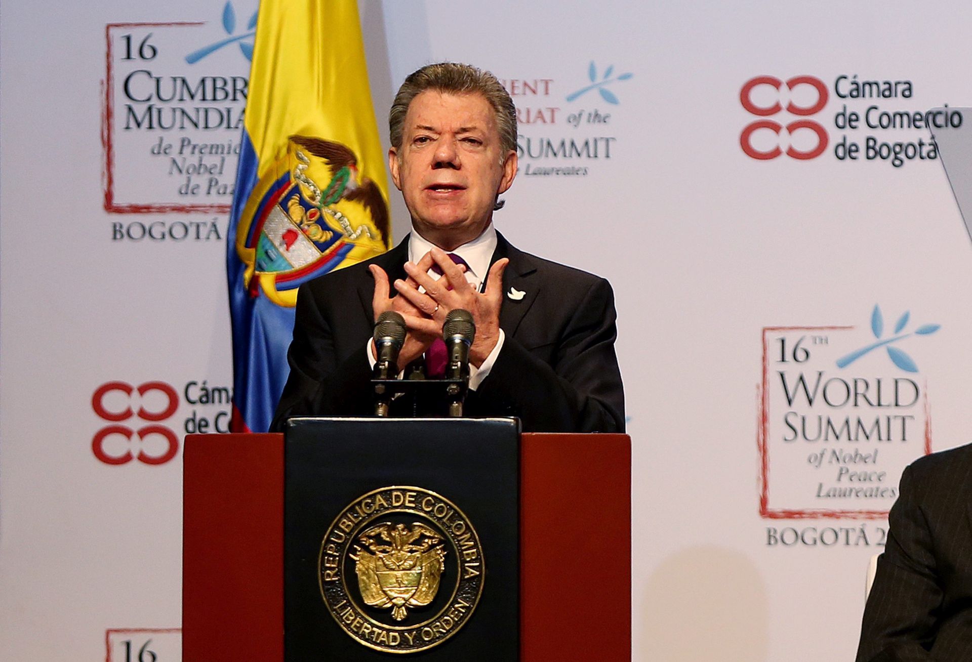 epa05767350 Colombian President and 2016 Nobel Peace Prize laurteate Juan Manuel Santos speaks during the opening of the 16th World Summit of Nobel Peace Laureates in Bogota, Colombia, 02 January 2017.  EPA/LEONARDO MUNOZ