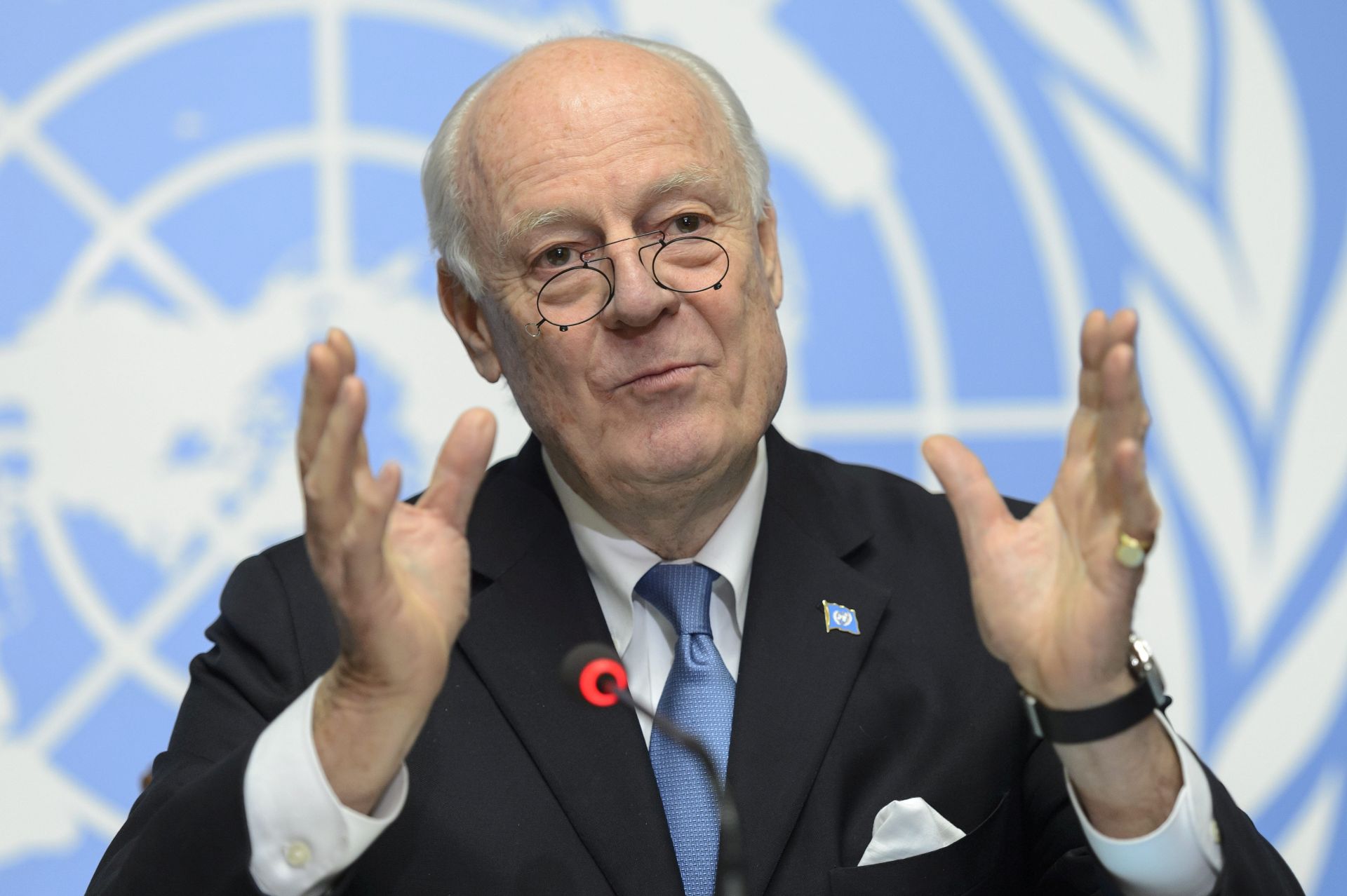 epa05229504 Staffan de Mistura, UN Special Envoy of the Secretary-General for Syria, speaks during a press conference after a round of negotiations about the Syrian Crisis, at the European headquarters of the United Nations in Geneva, Switzerland, 24 March 2016.  EPA/MARTIAL TREZZINI