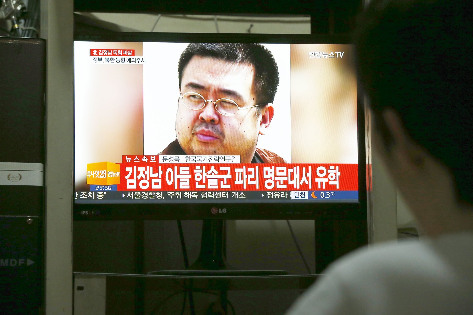 epa05792910 A South Korean man watches TV showing breaking news about the alleged assassination of North Korean leader Kim Jong-un's half-brother, at a home in Pyeongchang, Gangwon-do, South Korea, 14 February 2017. According to South Korean media reports on 14 February 2017, Kim Jong Nam, the half-brother of North Korean leader Kim Jong-un, has apparently been assassinated by unknown persons at the Kuala Lumpur airport. He reportedly immigrated to China in 1995, and has since then lived there under Chinese protection.  EPA/JEON HEON-KYUN