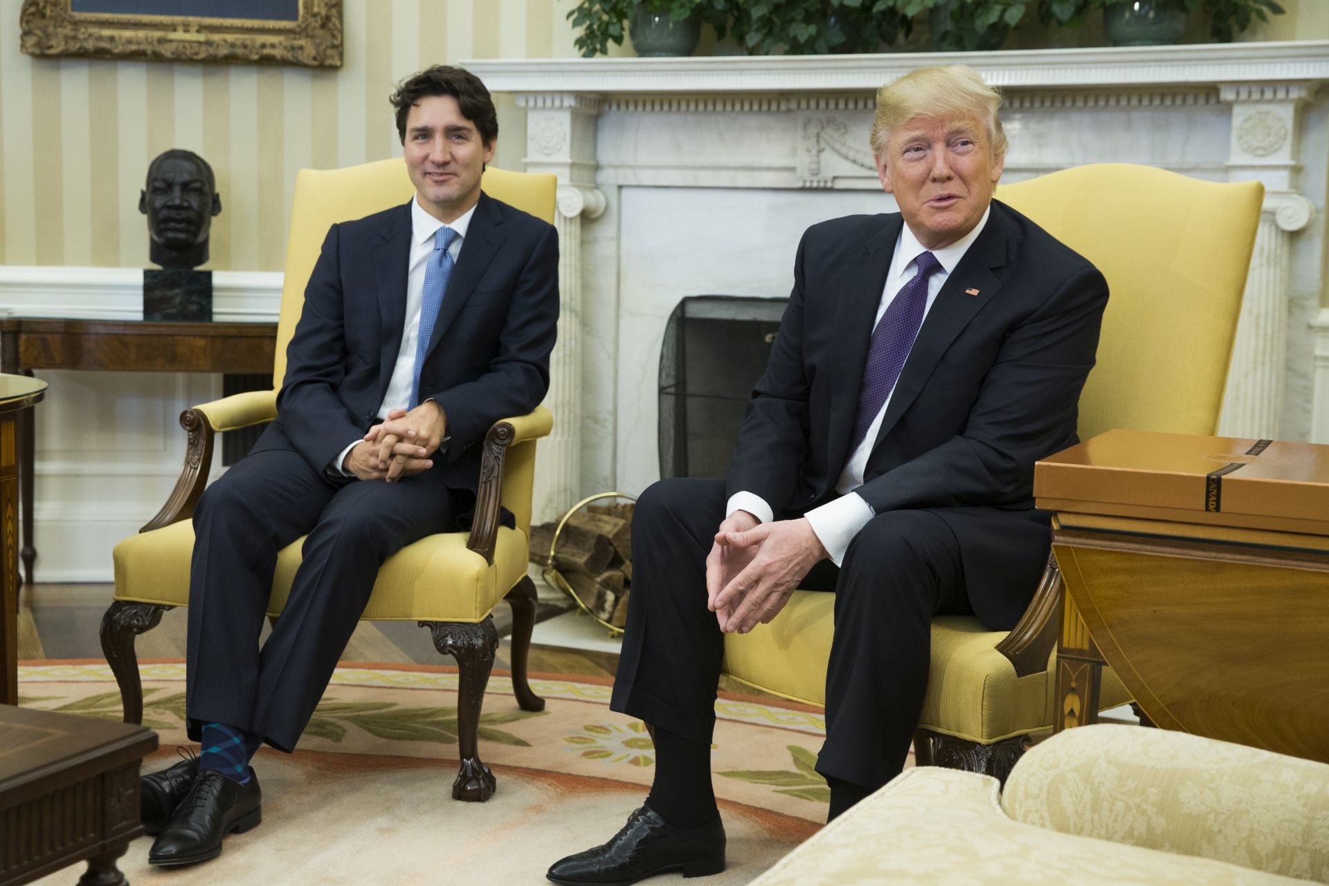 epa05791206 US President Donald J. Trump (R) meets with Canadian Prime Minister Justin Trudeau (L) in the Oval Office of the White House in Washington, DC, USA, 13  February 2017. Presidents Trump and Trudeau will hold a roundtable discussion on advancement of women entrepreneurs and business leaders, followed by a joint press conference.  EPA/SHAWN THEW