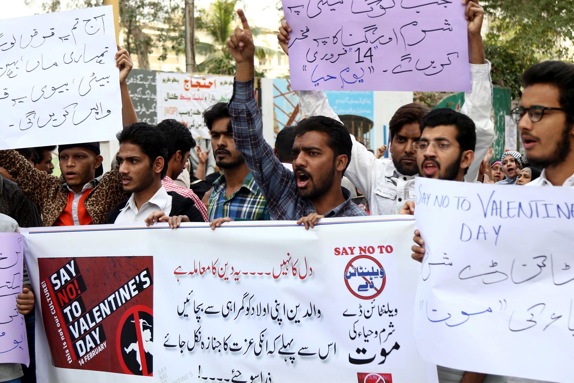 epa05788608 People shout slogans during a protest against Valentine's Day in Karachi, Pakistan, 12 February 2017. Valentines Day, which is celebrated worldwide on 14 February each year, is considered to be un-Islamic in Pakistan.  EPA/REHAN KHAN
