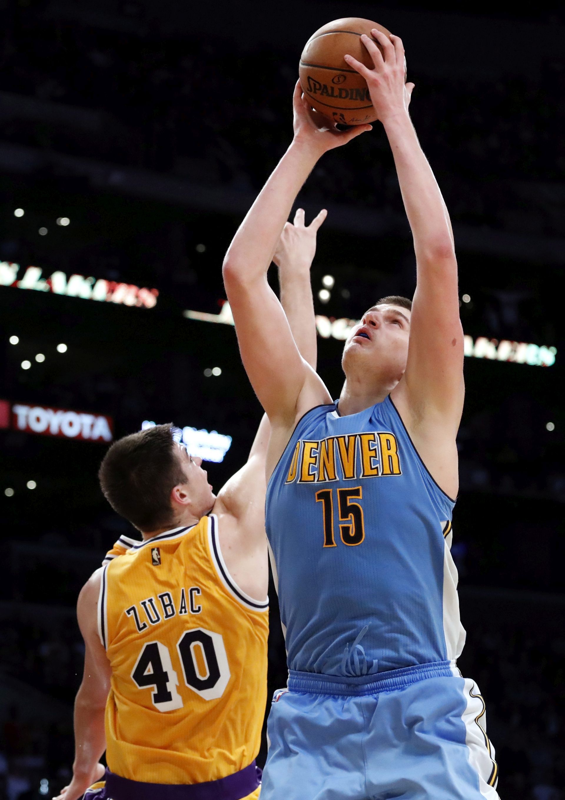 epa05726447 Denver Nuggets forward Nikola Jokic of Serbia (R) grabs a rebound over Los Angeles Lakers center Ivica Zubac of Croatia (L) during the second half of the NBA basketball game between the Denver Nuggets and the Los Angeles Lakers in Los Angeles, California, USA, 17 January 2017.  EPA/PAUL BUCK