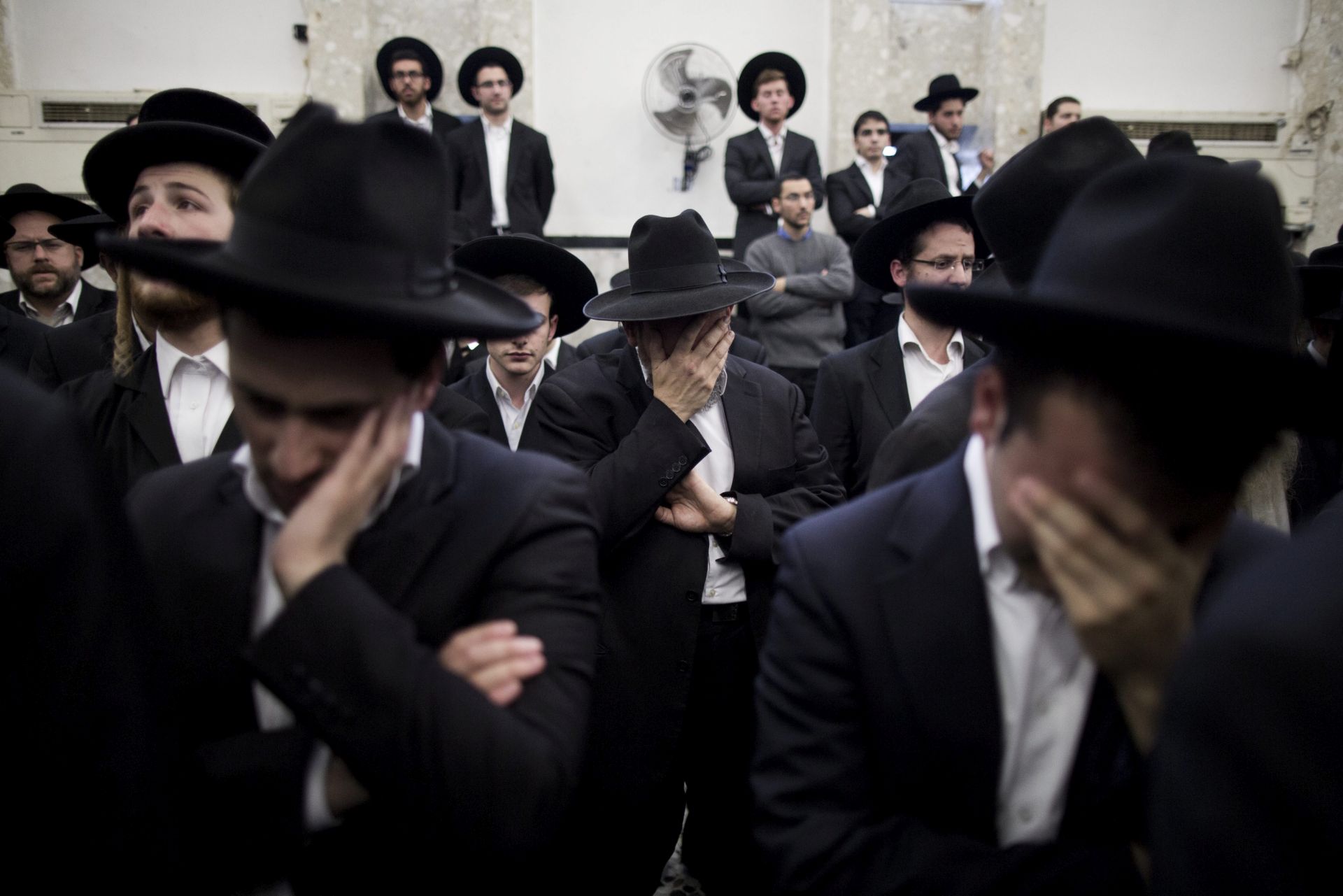 epa04494451 Ultra-Orthodox Jews mourn during a eulogy ceremony ahed of the funeral of Rabbi Moshe Twersky in a religious Neighborhood of Jerusalem, 18 November 2014. Rabbi Twersky is one of the four jewish victims who were killed when two Palestinian men from East Jerusalem entered a synagogue with weapons and attacked worshippers, killing four Israelis and injuring some 10 others.  EPA/ABIR SULTAN