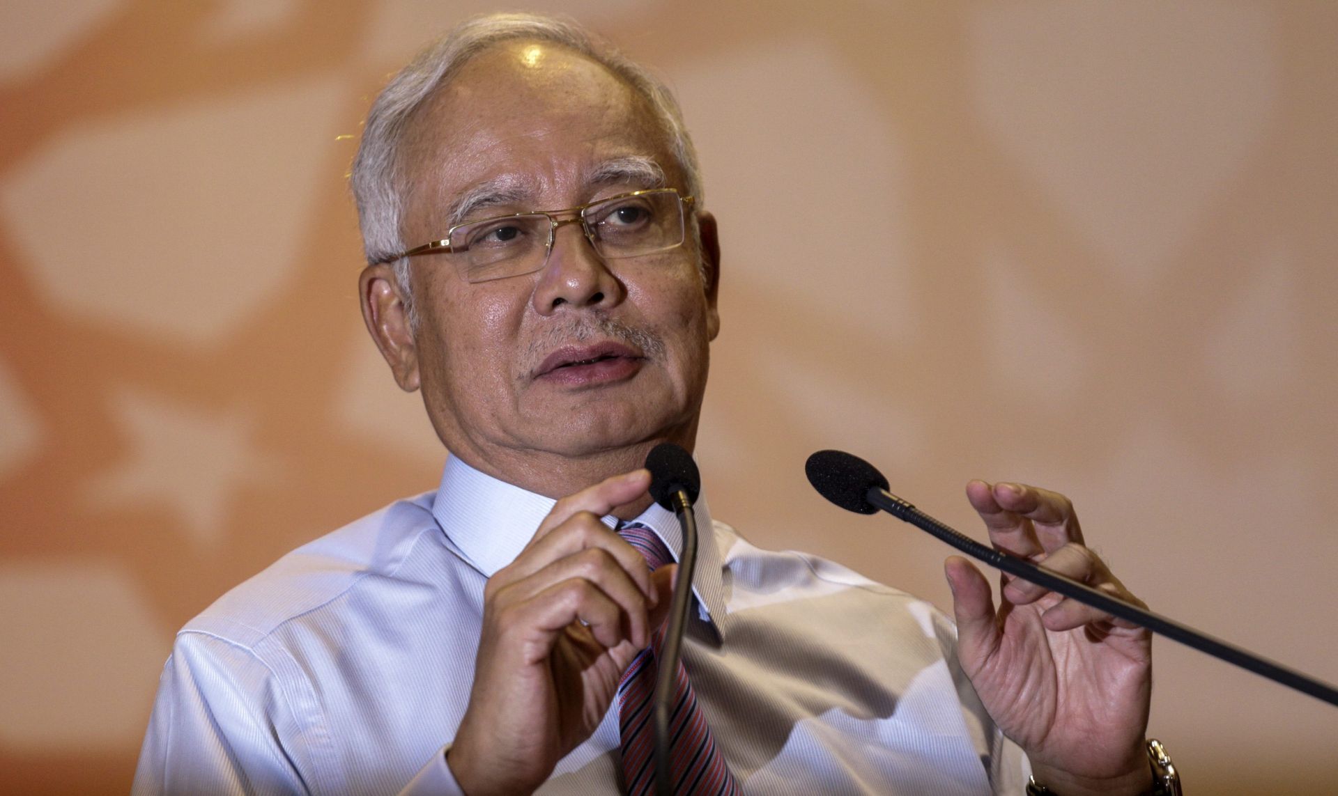 epa05226764 (FILE A file photograph showing Malaysian Prime Minister, Najib Razak as he prepare to deliver his speech during an event in Kuala Lumpur, Malaysia, 14 March 2016. Media reports on 23 March 2016 state that Mahathir Mohamad is to sue Malaysian Prime Minister Najib Razak for alleged corruption in public office.  EPA/AHMAD YUSNI