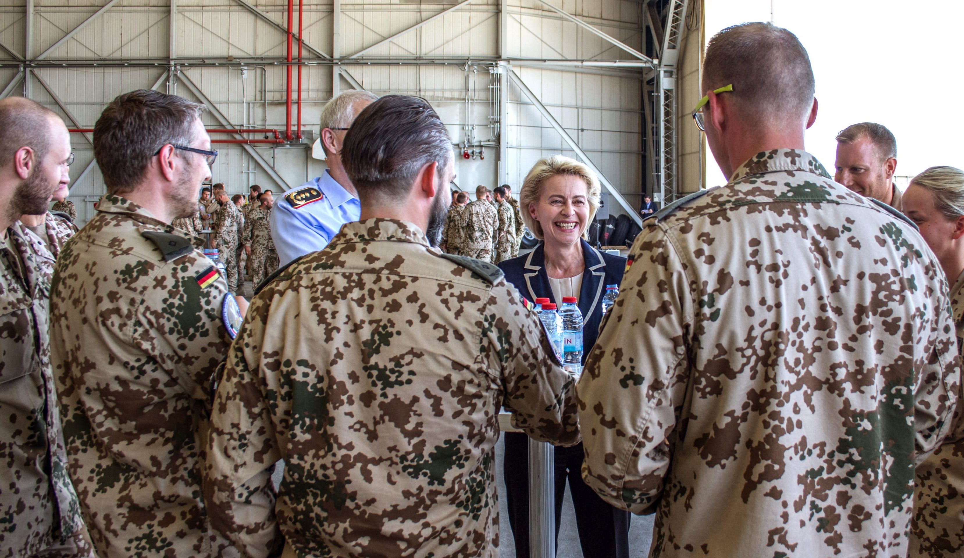 epa05401308 A handout image released by the German Bundeswehr armed forces shows German Minister of Defense Ursula von der Leyen (C) speaking to the soldiers of the German contingent Counter DAESH at the Air Base in Incirlik, Turkey, 01 July 2016. The minister is on a visit to the troops after a row with Turkey over the rights of German lawmakers to visit German troops in Turkey.  EPA/JUERGEN SICKMANN/BUNDESWEHR/PIZ EINSFUEKDO BW / HANDOUT  
(ATTENTION EDITORS: Editorial use only in connection with current reportings/ mandatory credit: Photo: Juergen Sickmann/Bundeswehr/PIZ EinsFueKdo Bw/dpa via European Pressphoto Agency (epa) HANDOUT EDITORIAL USE ONLY