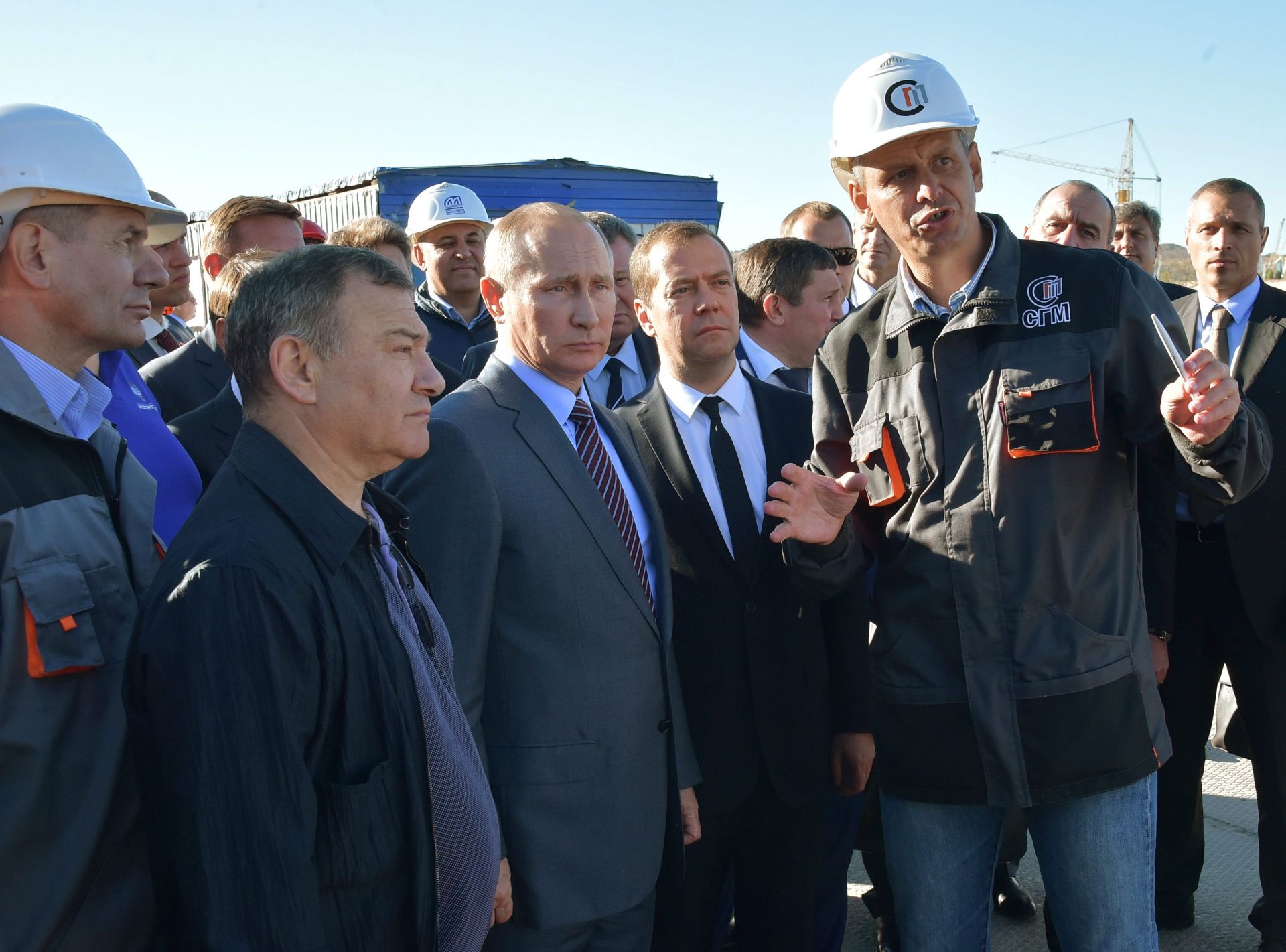 epa05542090 A photo made available 16 September 2016 of Russian President Vladimir Putin (C-L) and Russian Prime Minister Dmitry Medvedev (C-R) listening to Stroygazmontazh director Leonid Ryzhenkin (R), contractor of the construction of the bridge across the Kerch Strait, during a visit to the construction site of a transport overpass over the Kerch Strait from the Russian Krasnodar region coast to Crimea, in Kerch, Crimea, 15 September 2016. At left is enterpreneur Arkady Rotenberg.  EPA/ALEXANDER ASTAFYEV/GOVERNMENTAL PRESS SERVICE MANDATORY CREDIT
PICTURES MADE AVAILABLE TODAY
