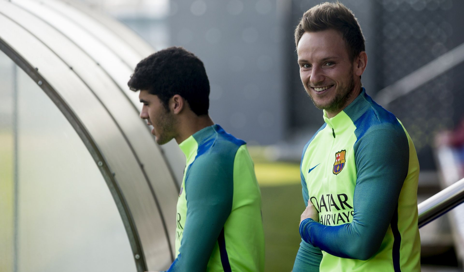 epa05801458 FC Barcelona's Croatian midfielder Ivan Rakitic (R) arrives for a training session at the team's Joan Gamper sport facilities in Barcelona, Spain, 18 February 2017. FC Barcelona will face CD Leganes in a Spanish Primera Division League soccer match on 19 February.  EPA/Quique Garcia
