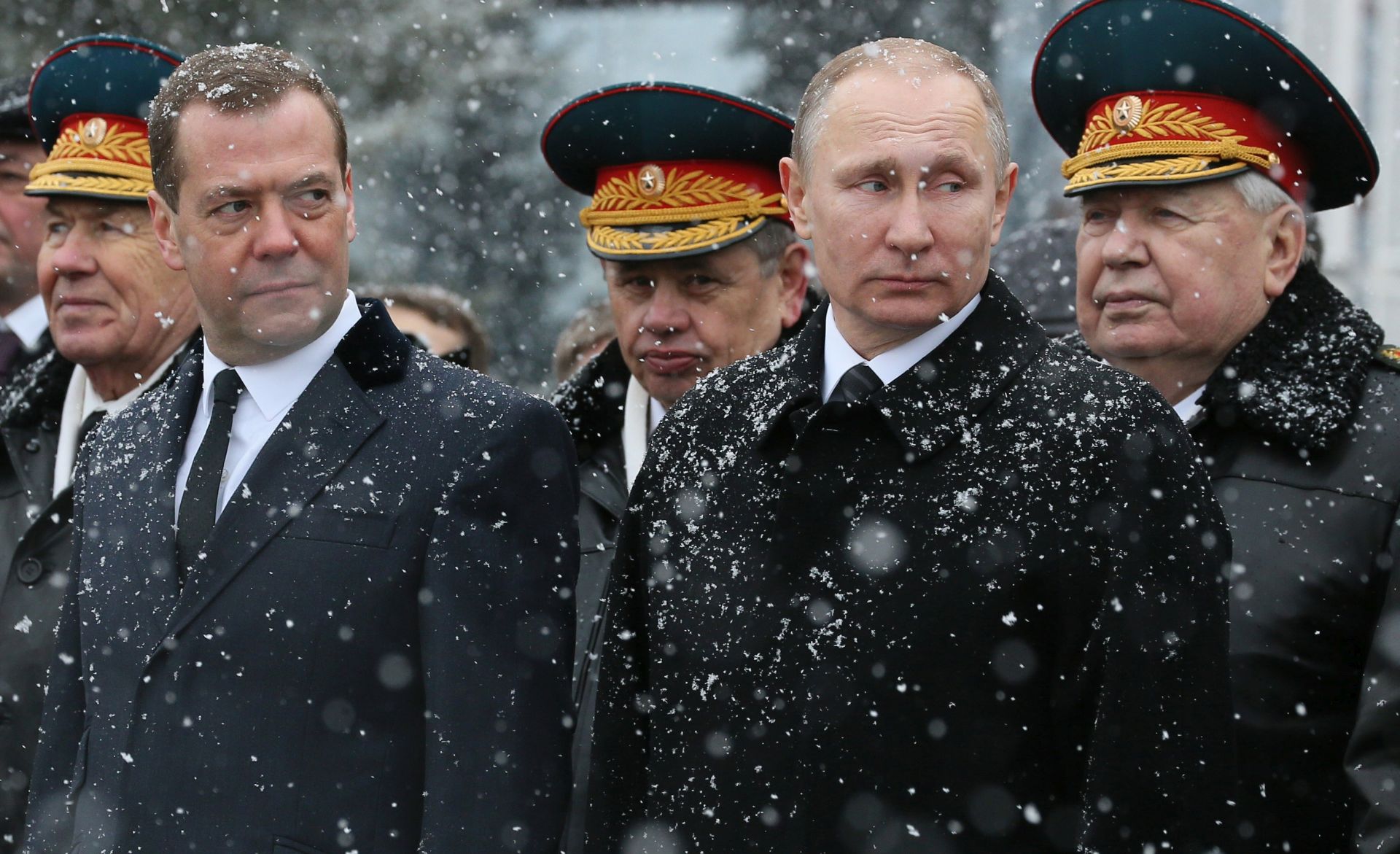 epa05809923 Russian President Vladimir Putin (front R) and Russian Prime Minister Dmitry Medvedev (front L) attend a wreath-laying ceremony at the Tomb of the Unknown Soldier by the Kremlin Wall in Moscow, Russia, 23 February 2017. Russia marks the Fatherland Defenders' Day on 23 February.  EPA/EKATERINA SHTUKINA/SPUTNIK/GOVERNMENT PRESS SERVICE POOL / POOL MANDATORY CREDIT