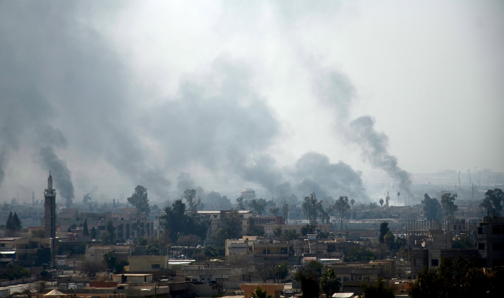 epa05812803 A general view for smoke clouds rising from the western part of Mosul city, Iraq, 24 February 2017. Iraqi military forces on 18 February started an offensive to regain control over the Western part of Mosul city from the Islamic State (IS). The eastern half of the city was completely liberated from the IS militants at the end of January.  EPA/STR
