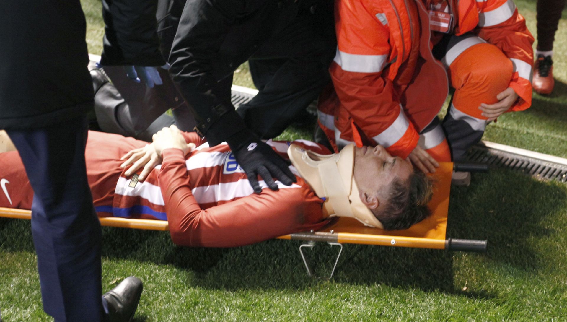 epa05825871 Atletico Madrid' s striker Fernando Torres gets medical assistance during the Spanish Primera Division soccer match against Deportiv Coruna played at the Riazor stadium in La Coruna, Galicia, Spain, on 02 March 2017.  EPA/CABALAR