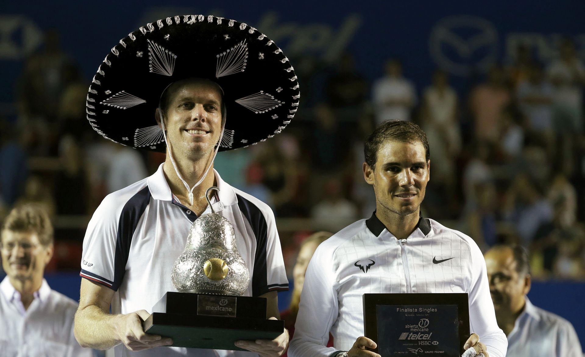 epa05830514 Sam Querrey of the USA (L) poses with the trophy after winning against Rafael Nadal of Spain (R) in their Men's final match at the Mexican Open tennis tournament in Acapulco, Mexico, 04 March 2017.  EPA/JOSE MENDEZ