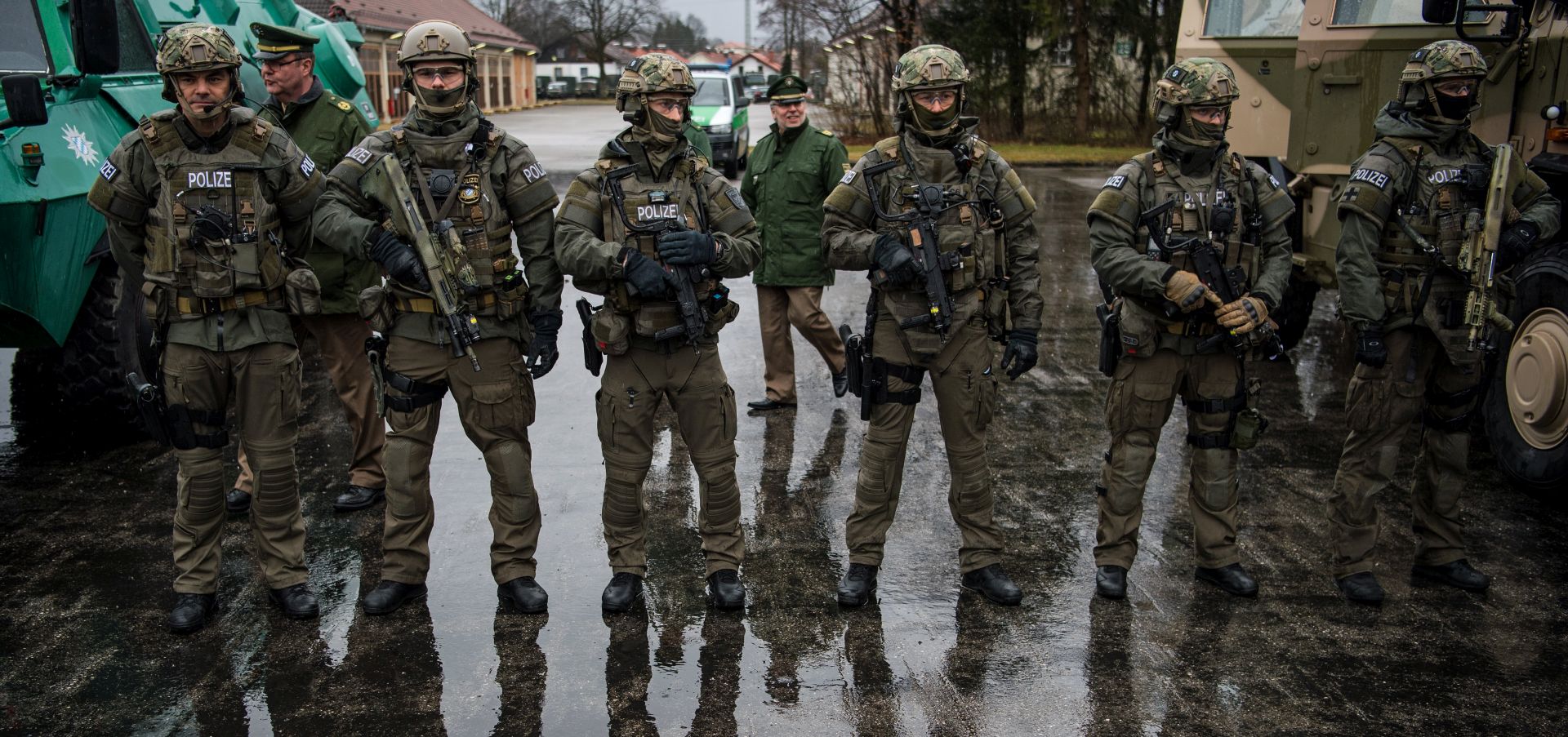 epa05838216 Officers of the German special police force SEK take part in the GETEX anti-terror-exercise in Murnau, Germany, 09 March 2017. GETEX ('Gemeinsame Terrorismusabwehr-Exercise') is the first exercise during which German police of six German Federal States and Military practice the coordination of forces during a simulated terrorist attack.  EPA/CHRISTIAN BRUNA