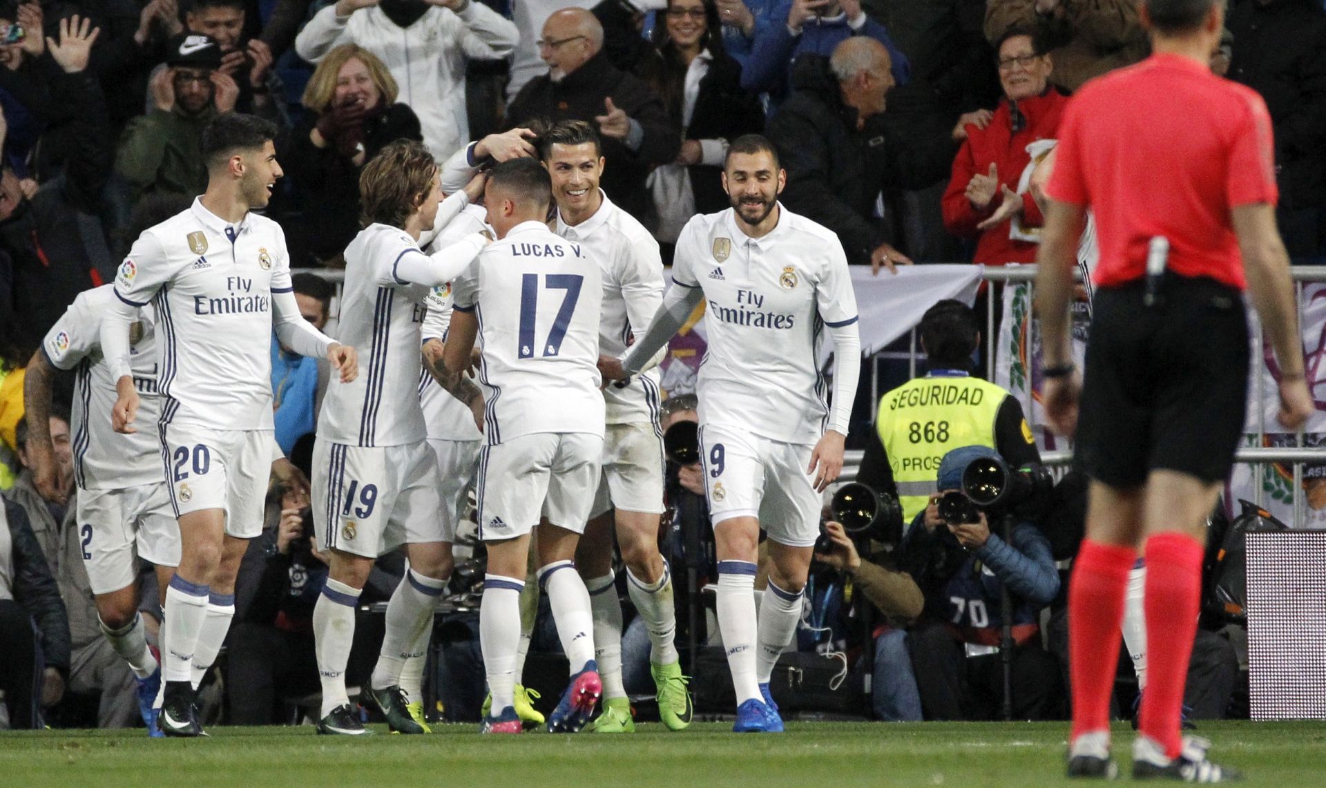 epa05845043 Real Madrid players celebrate the 2-1 goal  during the Spanish Primera Division soccer match between Real Madrid and Real Betis at Santiago Bernabeu stadium in Madrid, Spain, 12 March 2017.  EPA/VICTOR LERENA