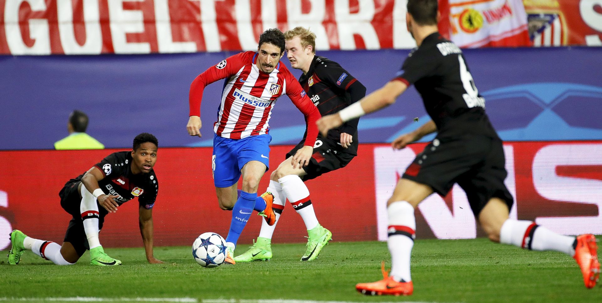 epa05850835 Atletico Madrid's Croatian defender Sime Vrsaljko (C-L) in action during the UEFA Champions League round of 16, second leg soccer match between Atletico Madrid and Bayer Leverkusen at Vicente Calderon stadium in Madrid, Spain, 15 March 2017.  EPA/JUANJO MARTIN