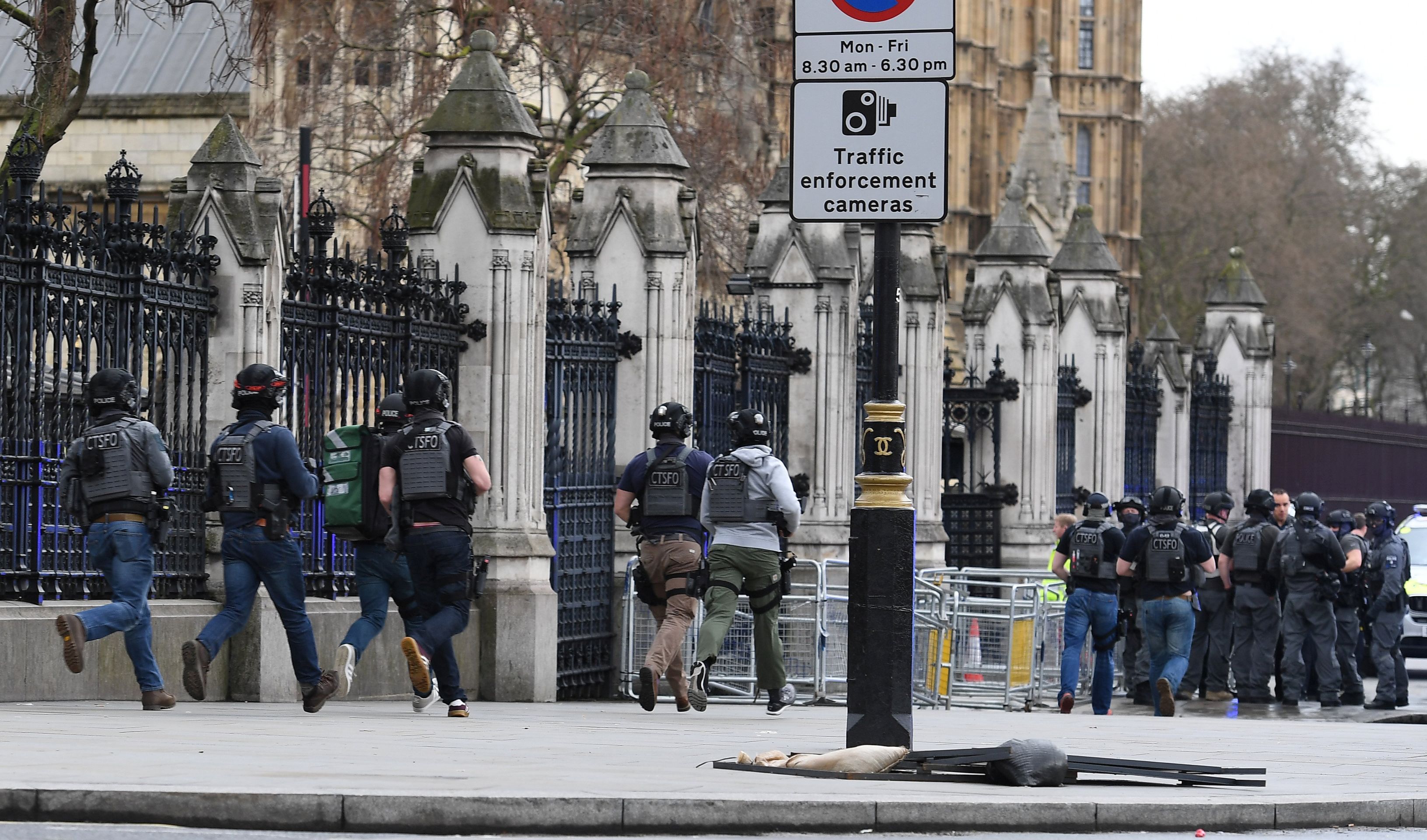 epa05863738 Armed police following major incidents outside the Houses of Parliament in central London, Britain 22 March 2017. Scotland Yard said on 22 March 21017 the police were called to a firearms incident in the Westminister palace grounds and on Westminster Bridge amid reports of several people injured in central London.  EPA/ANDY RAIN