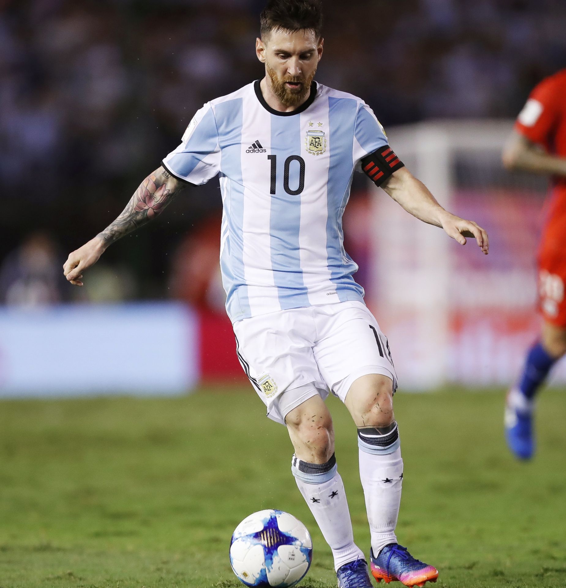 epa05866964 Argentina's player Lionel Messi in action during a Russia 2018 World Cup qualifying match between Argentina and Chile in Buenos Aires, Argentina, 23 March 2017.  EPA/DAVID FERNANDEZ