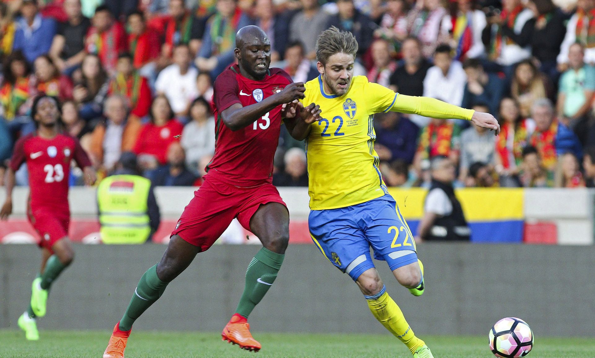 epa05875894 Danilo Pereira (L) of Portugal fights for the ball with Christoffer Nyman of Sweden during an international friendly soccer match between Portugal and Sweden at Barreiros Stadium in Funchal, Madeira Island, Portugal, 28 March 2017.  EPA/GREGORIO CUNHA