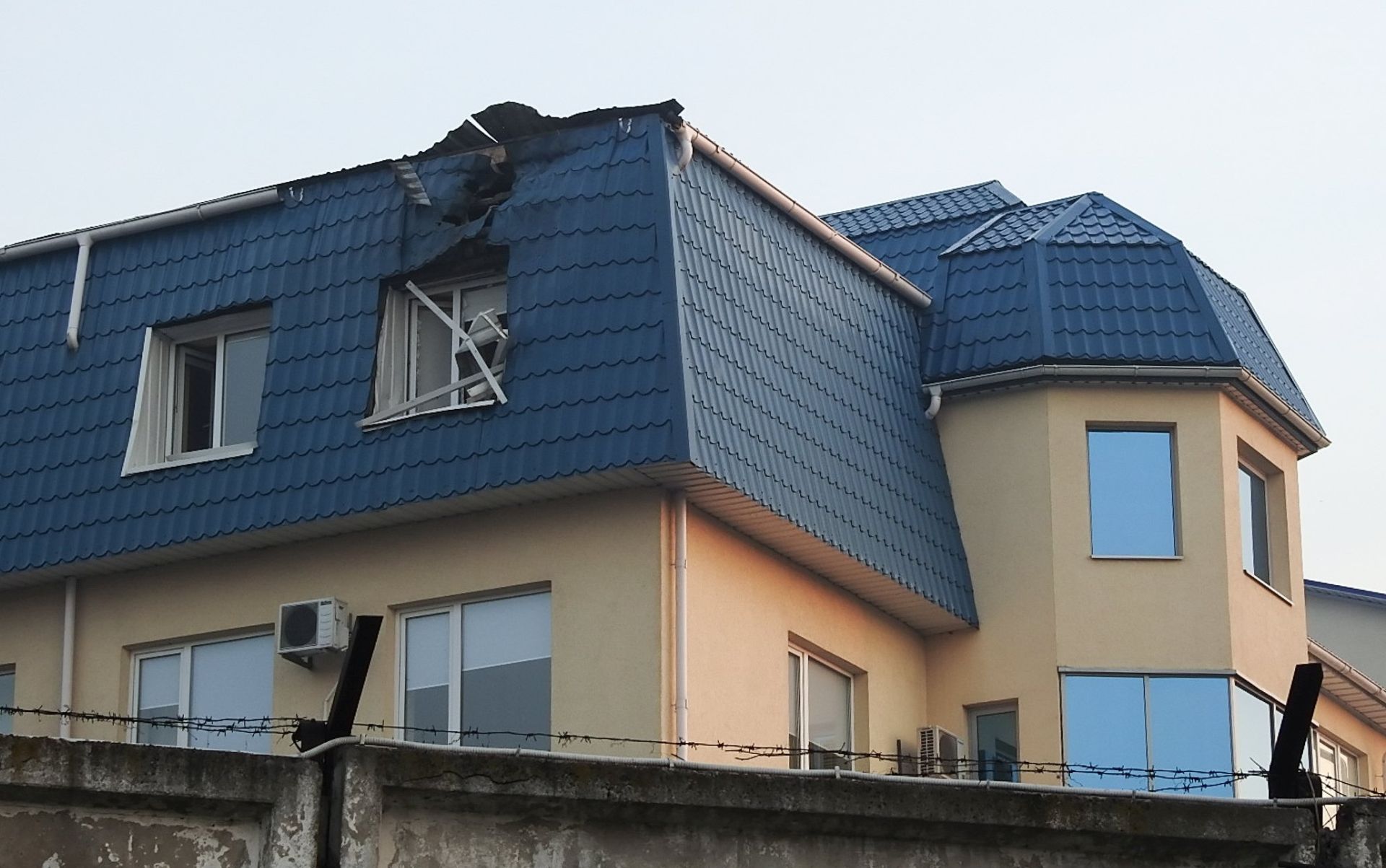epa05876693 A general view of the roof of Polish Consulate General, which was damaged overnight Wednesday, by an unidentified large caliber weapon in the city of Lutsk, Ukraine, 29 March 2017. The incident was reported by security at around 00:30, and no one got hurt as the damaged part of the building was unoccupied at the time of the attack news agencies report.  EPA/OLENA LIVITSKA