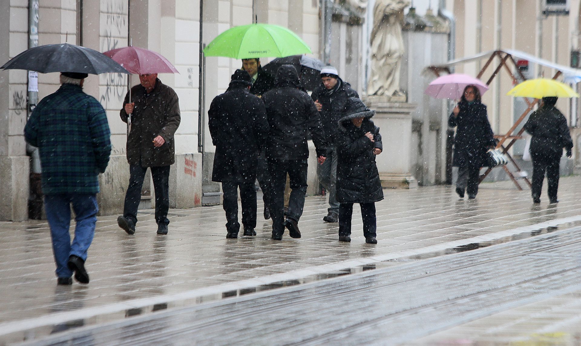 04.02.2015., Osijek - Gust snijeg i hladan vjetar natjerali Osjecane na topliju odjecu i kisobrane.
 Photo: Marko Mrkonjic/PIXSELL