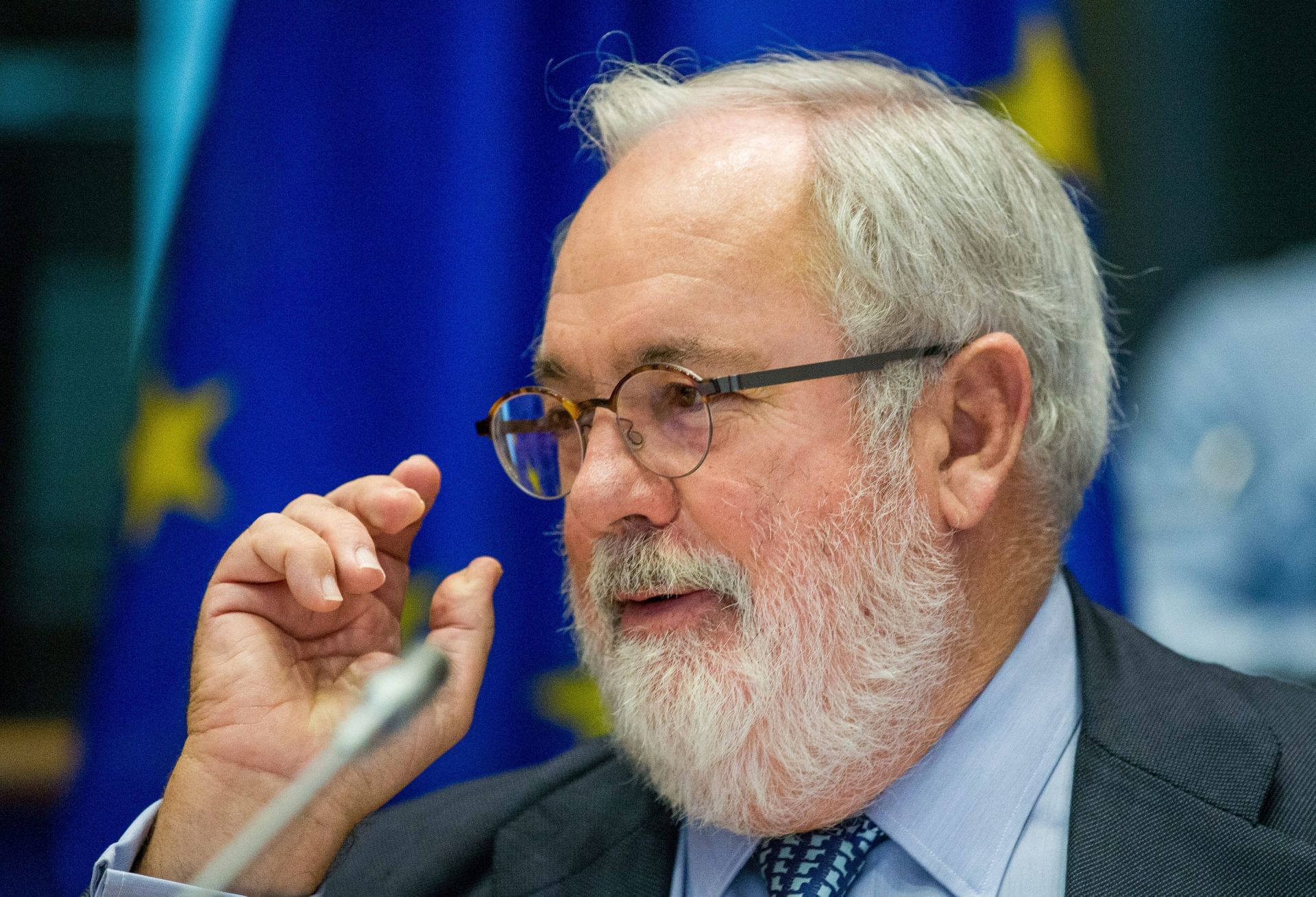 epa05557059 European Commissioner for Climate Action and Energy, Miguel Arias Canete during a hearing in front of Committee on Industry, Research and Energy at the European Parliament, in Brussels, Belgium, 26 September 2016.  EPA/STEPHANIE LECOCQ