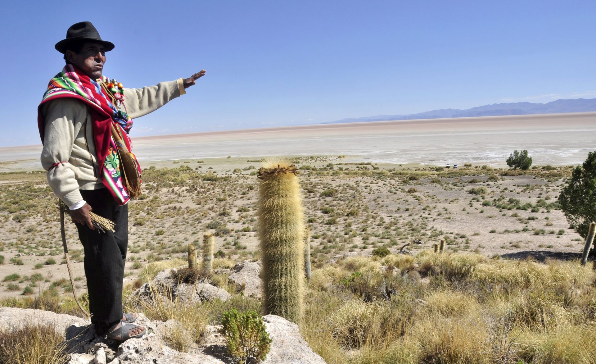 epa05069530 A handout photograph made available by the newspaper La Patria (Diario La Patria) on 15 December 2015 shows an inhabitant of the surroundings of Lake Poopo, which is now almost totally dry, in Oruro, Bolivia, 11 December 2015. The second largest lake in Bolivia, the Poopo, is in the process of desertification in the Andean region of the country, due to climate change, El Nino and La Nina as well as mining pollution.  EPA/DIARIO LA PATRIA BOLIVIA OUT HANDOUT EDITORIAL USE ONLY/NO SALES