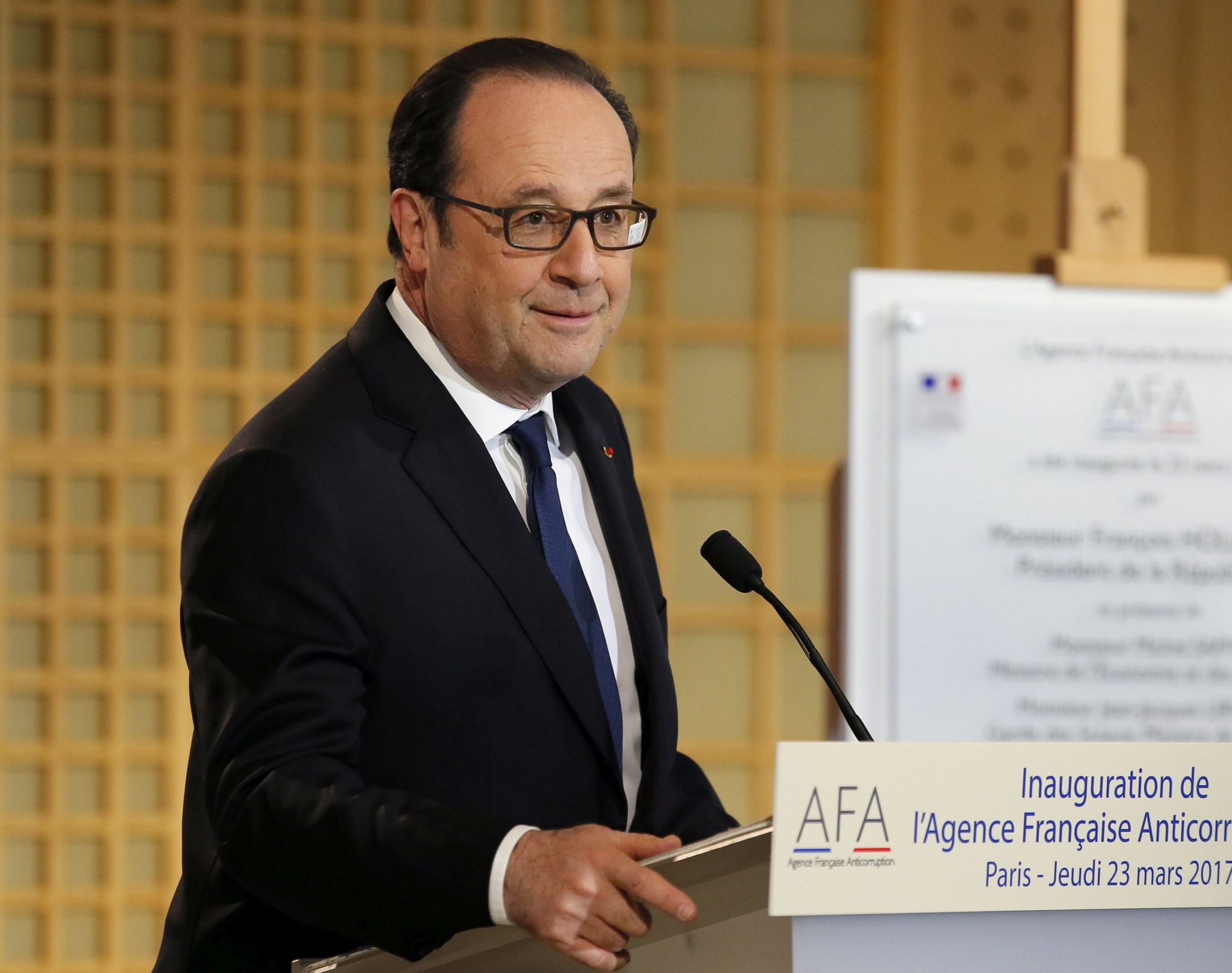 epa05865742 French president Francois Hollande delivers a speech to inaugurate the French Anti-Corruption Agency (AFA) at Bercy Economy ministry in Paris, France, 23 March 2017. The AFA is a public organization focusing on business activity, the latest move in government efforts to fight corruption.  EPA/FRANCOIS MORI / POOL