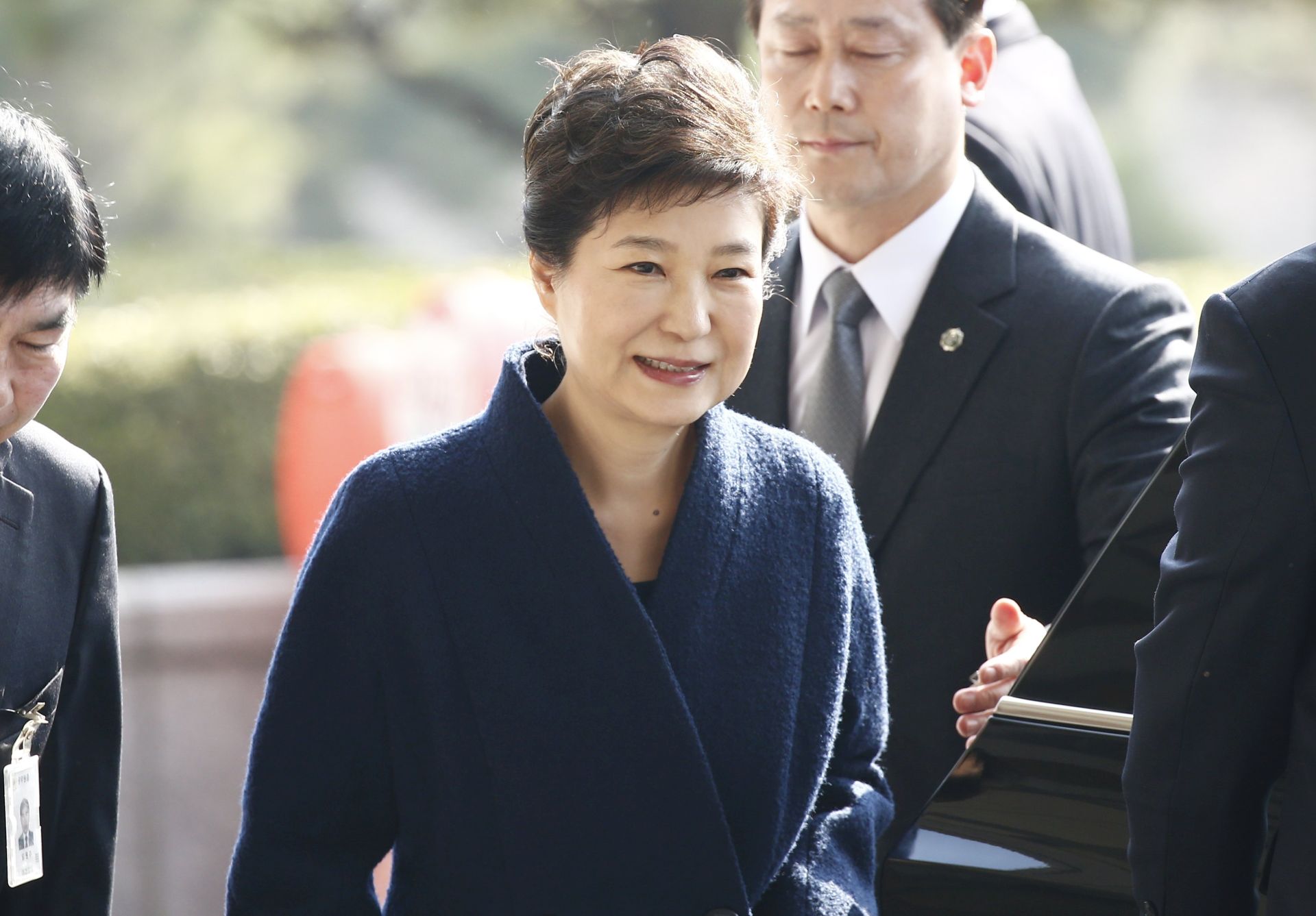 epa05860857 Impeached South Korean former President Park Geun-hye arrives to the Seoul Central District Prosecution Office for questioning in Seoul, South Korea, 21 March 2017. Former South Korean President Park Geun-hye has been named a criminal suspect for allegedly abusing her power and colluding with her confidante friend Choi Soon-sil in extorting money from local conglomerates.  EPA/JEON HEON-KYUN / POOL