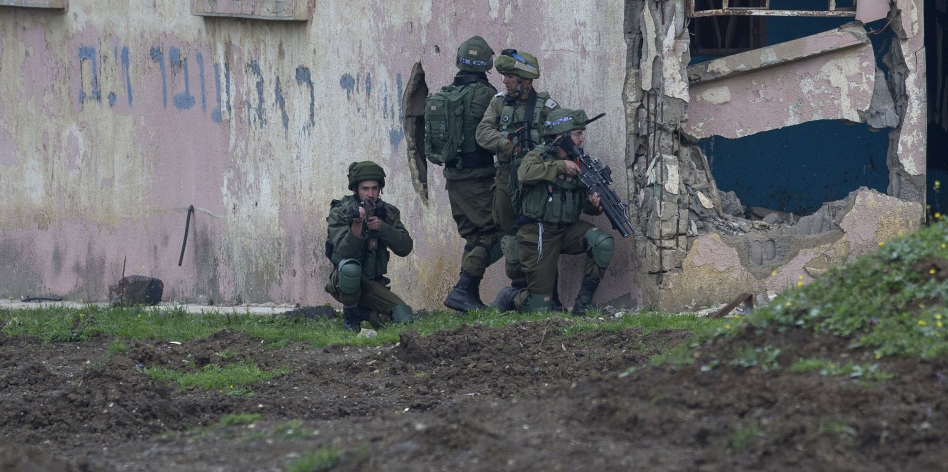 epa05860027 Israeli soldiers from the engineering corps take part in a military training exercise in the center of the Golan Heights, near the Israeli-Syrian border, 20 March 2017. Syrian media reports that a Israeli Air Forces drone killed a Syrian air defense commander, 19 March 2017, on a road leading from the city of Quneitra to the Syrian part of Golan Heights.  EPA/ATEF SAFADI