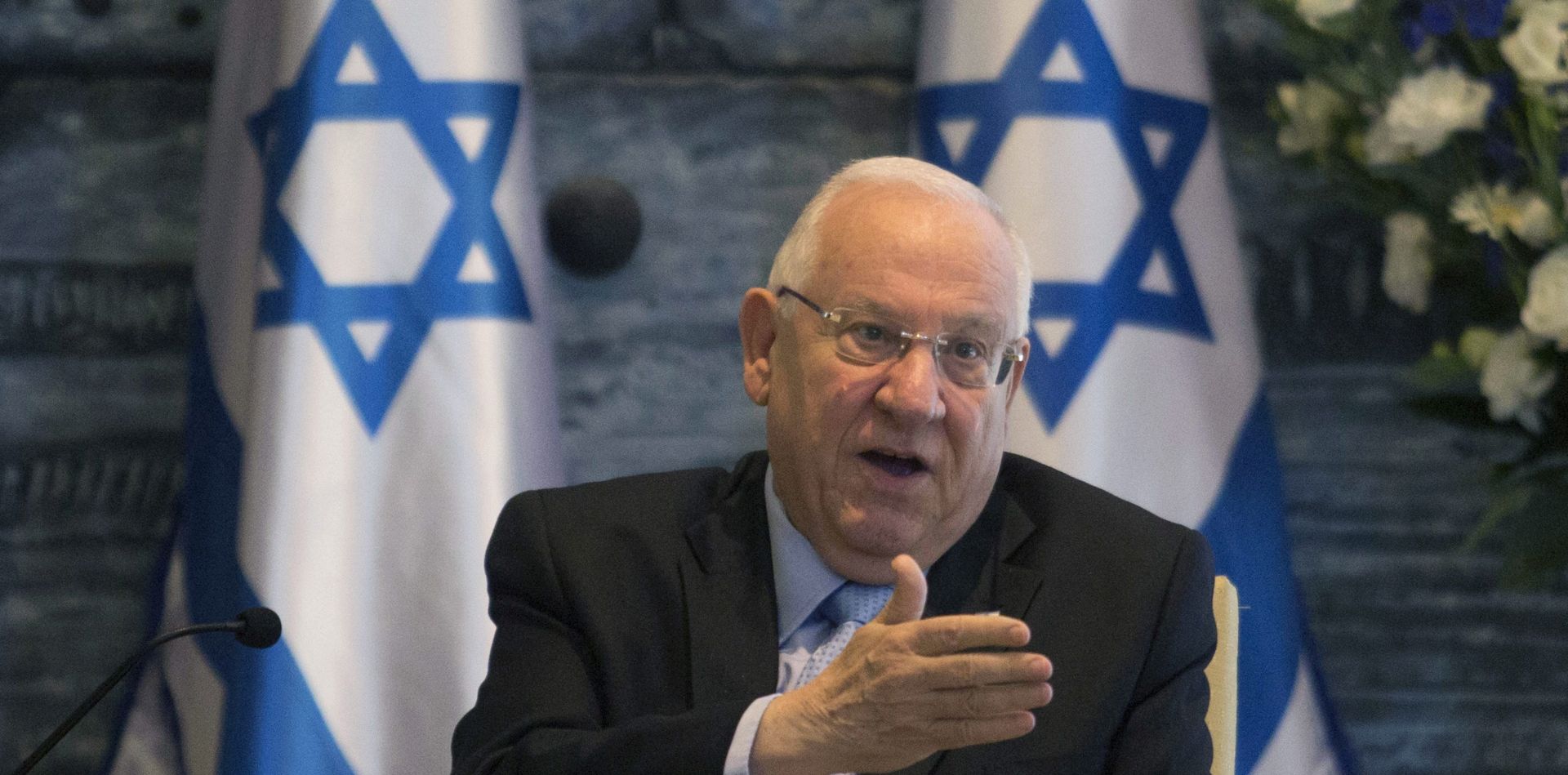 epa04604201 Israeli President Reuven Rivlin gestures as he hold an official introductory meeting with leaders of the Arab municipalities in Israel, at his resident in Jerusalem, Israel, 05 February 2015.  EPA/ABIR SULTAN