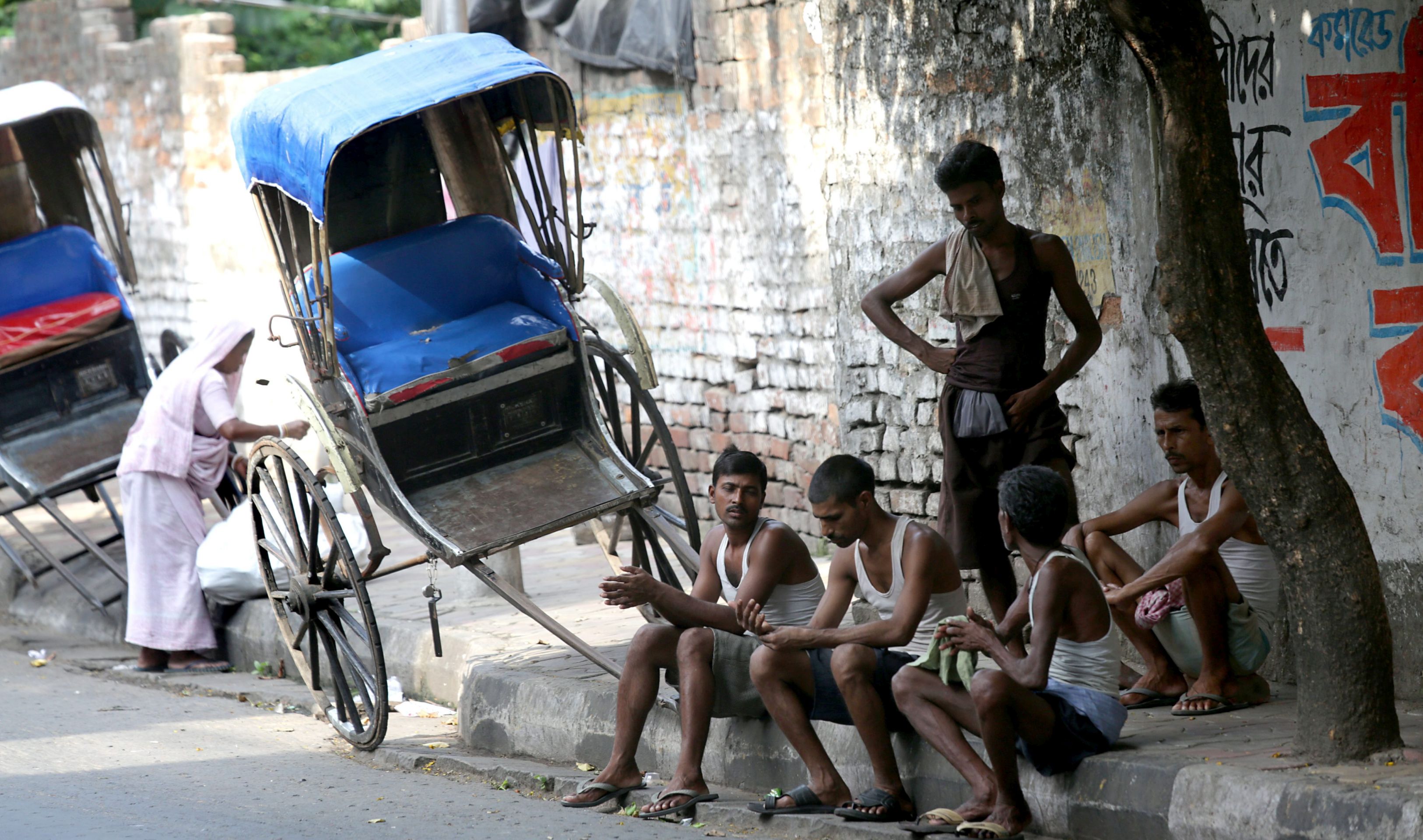 epa04772294 Indian rickshaw pullers take a rest on the street while temperatures reach 41 degrees Celsius in Calcutta, India, 28 May 2015. Large parts of India, particularly its south, are reeling under oppressive heat conditions that have killed hundreds of people. The current heatwave has been particularly deadly not only due to its high temperatures, but also due to its length.  EPA/PIYAL ADHIKARY