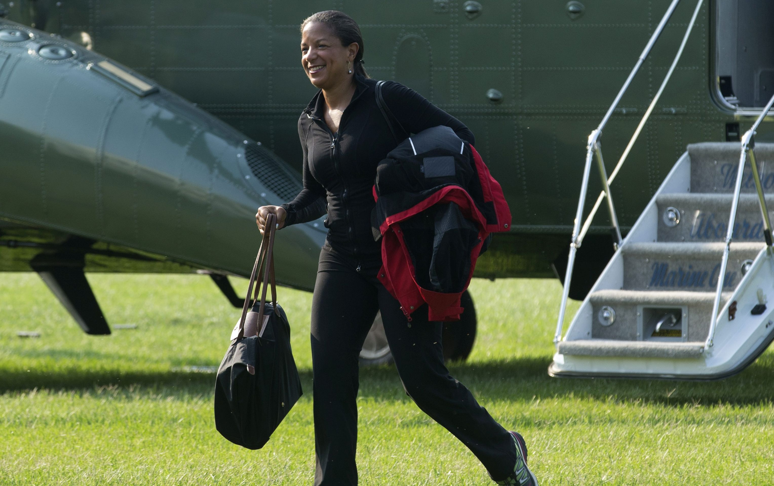 epa04910757 US National Security Advisor Susan Rice arrives with US President Barack Obama (not pictured) by Marine One on the South Lawn of the White House in Washington, DC, USA, 03 September 2015.  EPA/MICHAEL REYNOLDS