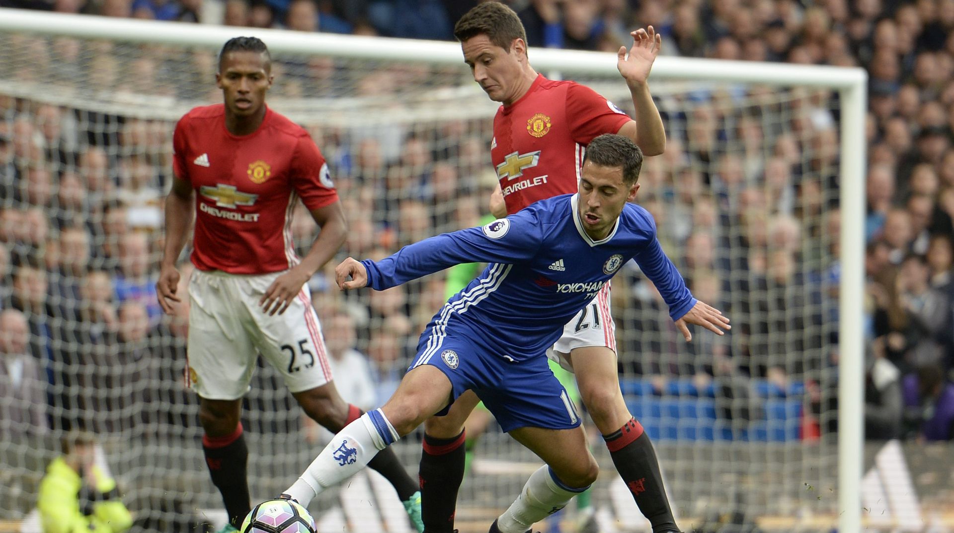 epa05599716 Chelsea's Eden Hazard (front) vies for the ball with Manchester United's Ander Herrera (rear) during the English Premier League match between Chelsea FC and Manchester United at Stamford Bridge in London, Britain, 23 October 2016.  EPA/WILL OLIVER EDITORIAL USE ONLY. No use with unauthorized audio, video, data, fixture lists, club/league logos or 'live' services. Online in-match use limited to 75 images, no video emulation. No use in betting, games or single club/league/player publications