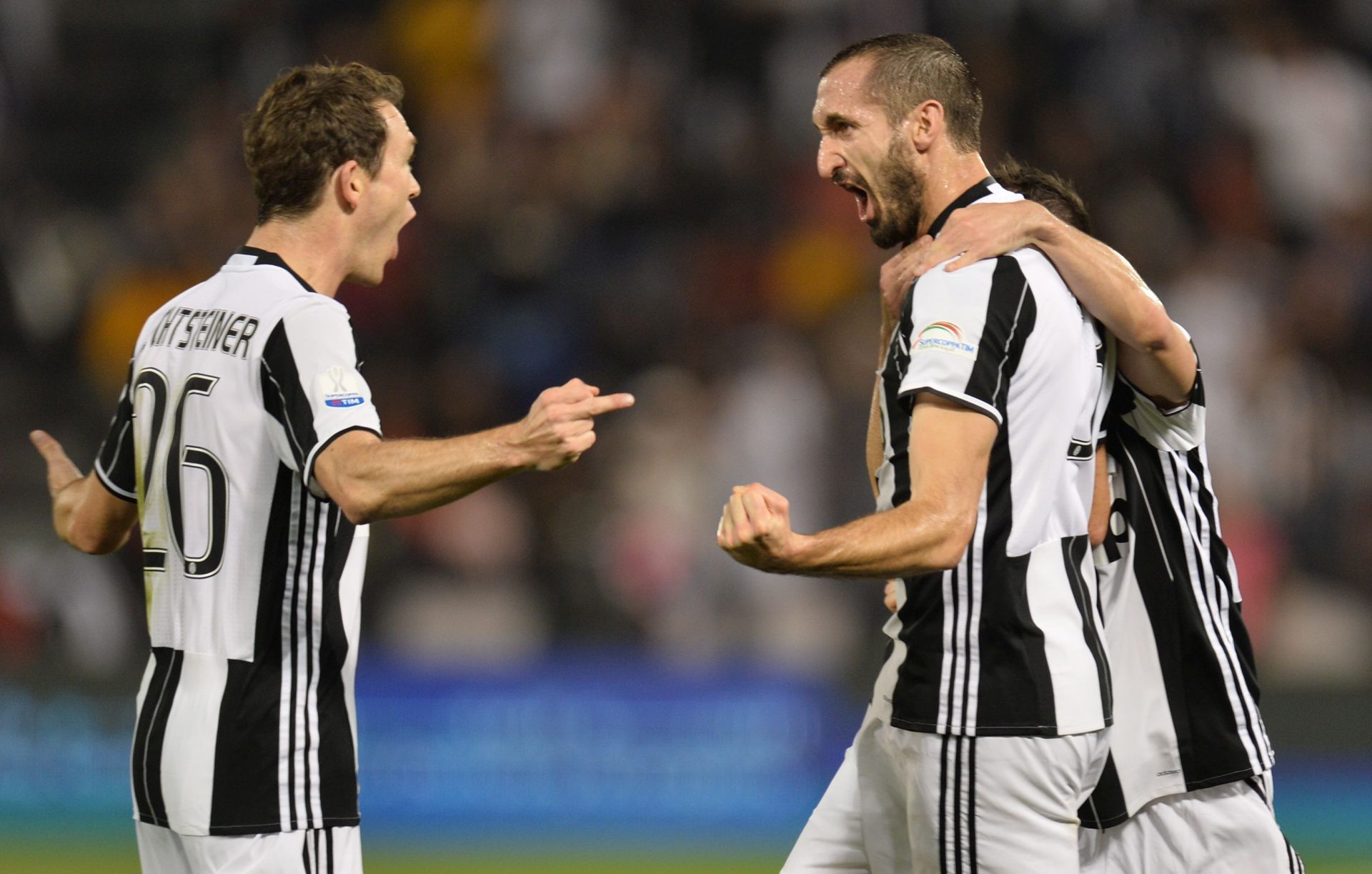 epa05686844 Juventus's Giorgio Chiellini (R) celebrates with his team mates after scoring the opening goal against A C Milan during the Italian Super Cup final soccer match between Juventus FC and A C Milan  at the Al Sadd stadium in Doha, Qatar, 23 December 2016.  EPA/Noushad Thekkayil