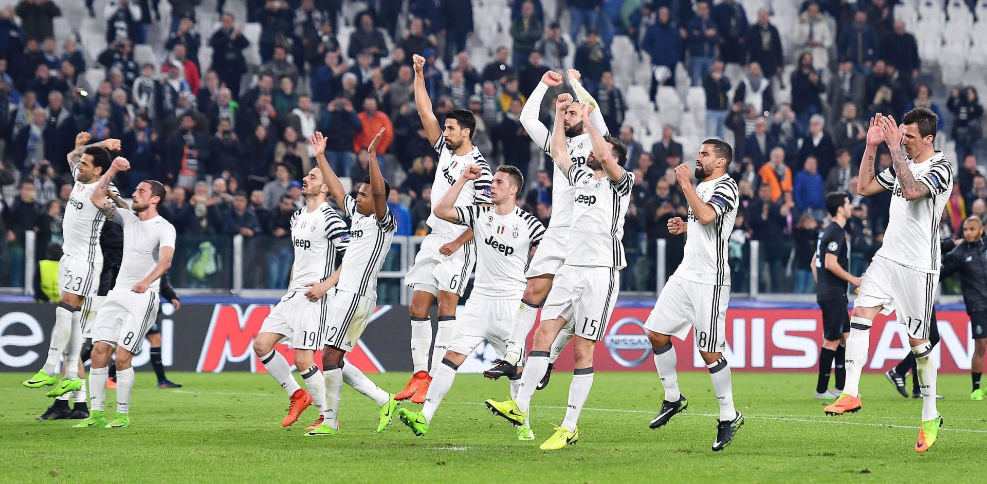 epa05848691 Juventus' players celebrate the victory at the end of the UEFA Champions League round of 16, second leg, soccer match Juventus FC vs FC Porto at Juventus Stadium in Turin, Italy, 14 March 2017.  EPA/ALESSANDRO DI MARCO