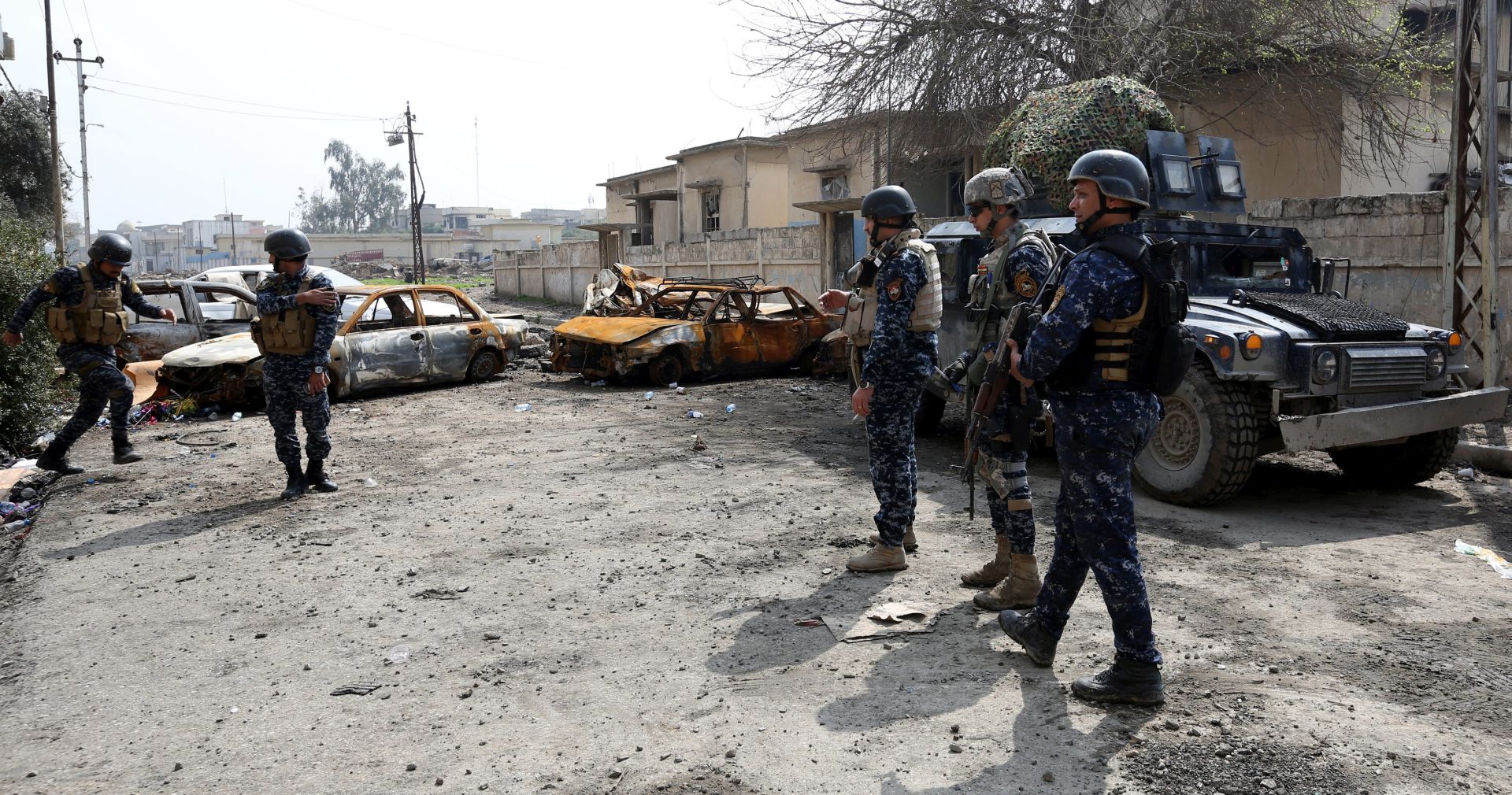 epa05860387 Iraqi police forces take up position at the recently recaptured district of Dawasa in west of Mosul, Iraq on 20 March 2017. Iraqi forces backed by airstrikes from a US-led coalition recaptured many disricts in western Mosul, and the fighting has reached into the Old City and around the Mosul's al-Nuri Mosque, where the Islamic State (IS) group leader Abu Bakr al-Baghdadi had declared his 'caliphate' in his only known public appearance in 2014.  EPA/AHMED JALIL