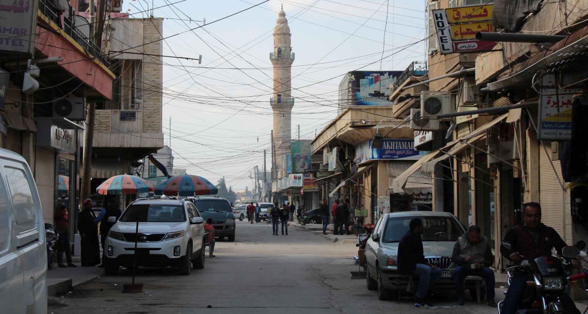 epa05875808 People in the streets of Al -Qamishli, the Kurdish region in the Aleppo Governorate in northern Syria, 28 March 2017. US and coalition military forces continued to attack the Islamic State (IS) of Iraq and Syria, conducting 30 strikes consisting of 72 engagements against ISIS targets 27 March 2017, Combined Joint Task Force Operation Inherent Resolve officials reported on 28 March 2017.  EPA/STRINGER