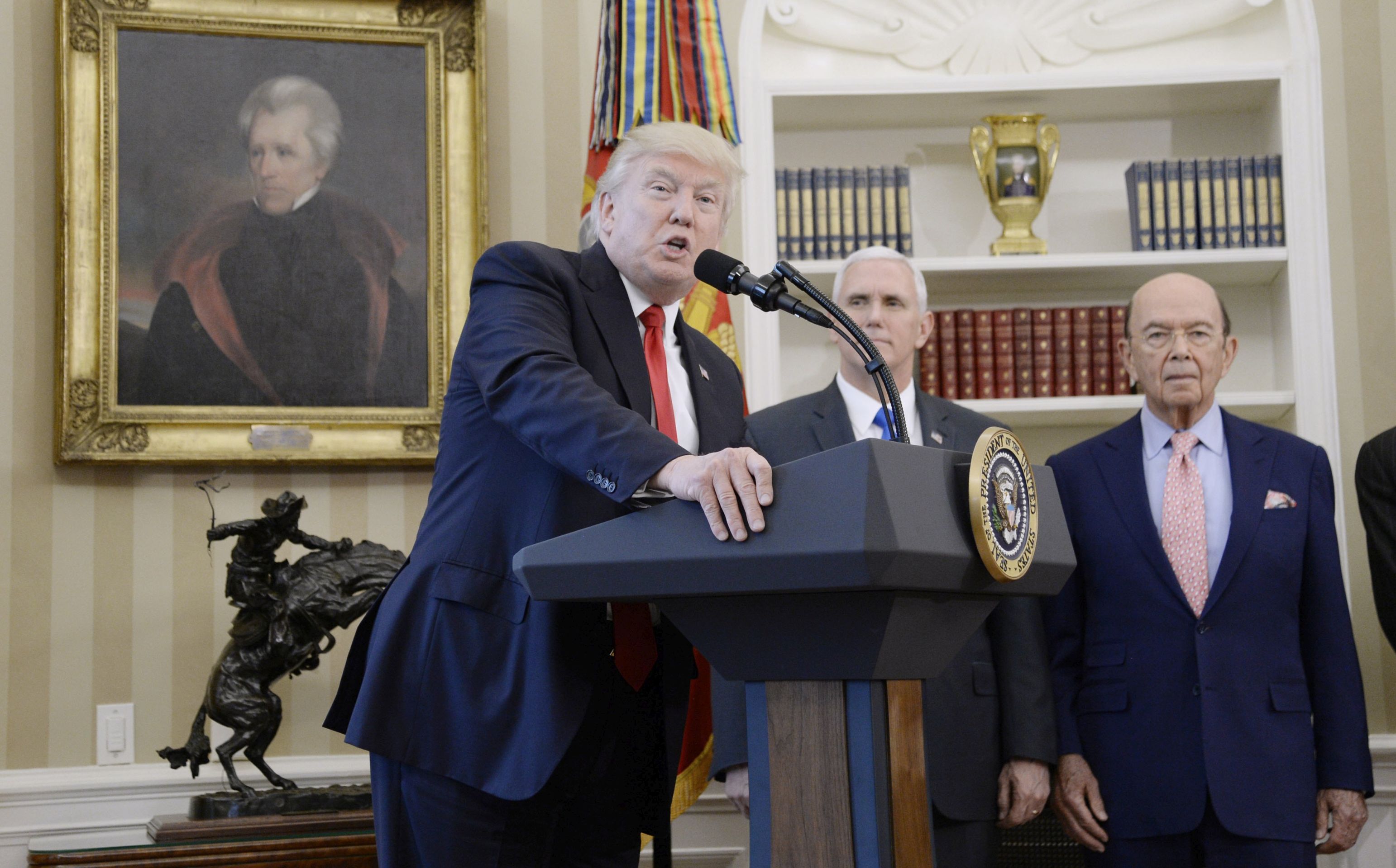 epa05881745 US President Donald J. Trump speaks about trade as Vice President Mike Pence and Secretary of Commerce Wilbur Ross look on before signing Executive Orders  in the Oval Office of the White House in Washington, DC, USA, 31 March 2017.  EPA/Olivier Douliery / POOL