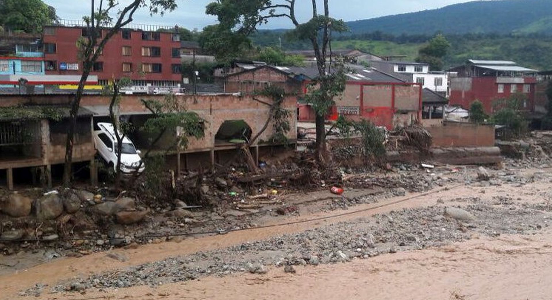 epa05883403 A handout picture provided by the Colombian Army shows the damages caused by a landslide in Mocoa, Colombia, 01 April 2017. At least 154 people died, 400 were injured and 200 are still missing after the landslide caused by the flood of three rivers that devastated several districts of the Colombian city of Mocoa, capital of the department of Putumayo in the south of the country, confirmed official sources today.  EPA/COLOMBIAN ARMY / HANDOUT  HANDOUT EDITORIAL USE ONLY/NO SALES