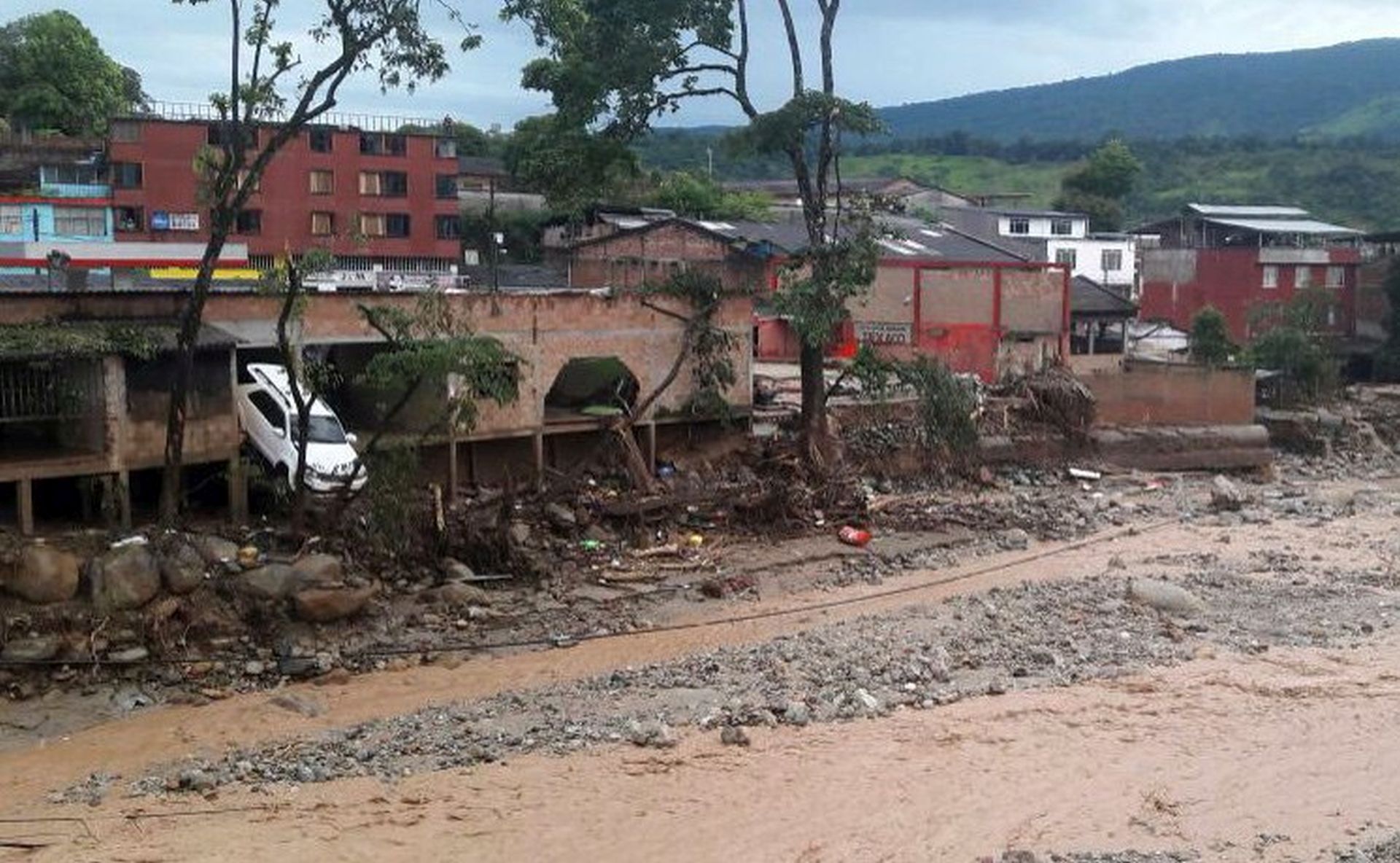 epa05883403 A handout picture provided by the Colombian Army shows the damages caused by a landslide in Mocoa, Colombia, 01 April 2017. At least 154 people died, 400 were injured and 200 are still missing after the landslide caused by the flood of three rivers that devastated several districts of the Colombian city of Mocoa, capital of the department of Putumayo in the south of the country, confirmed official sources today.  EPA/COLOMBIAN ARMY / HANDOUT  HANDOUT EDITORIAL USE ONLY/NO SALES